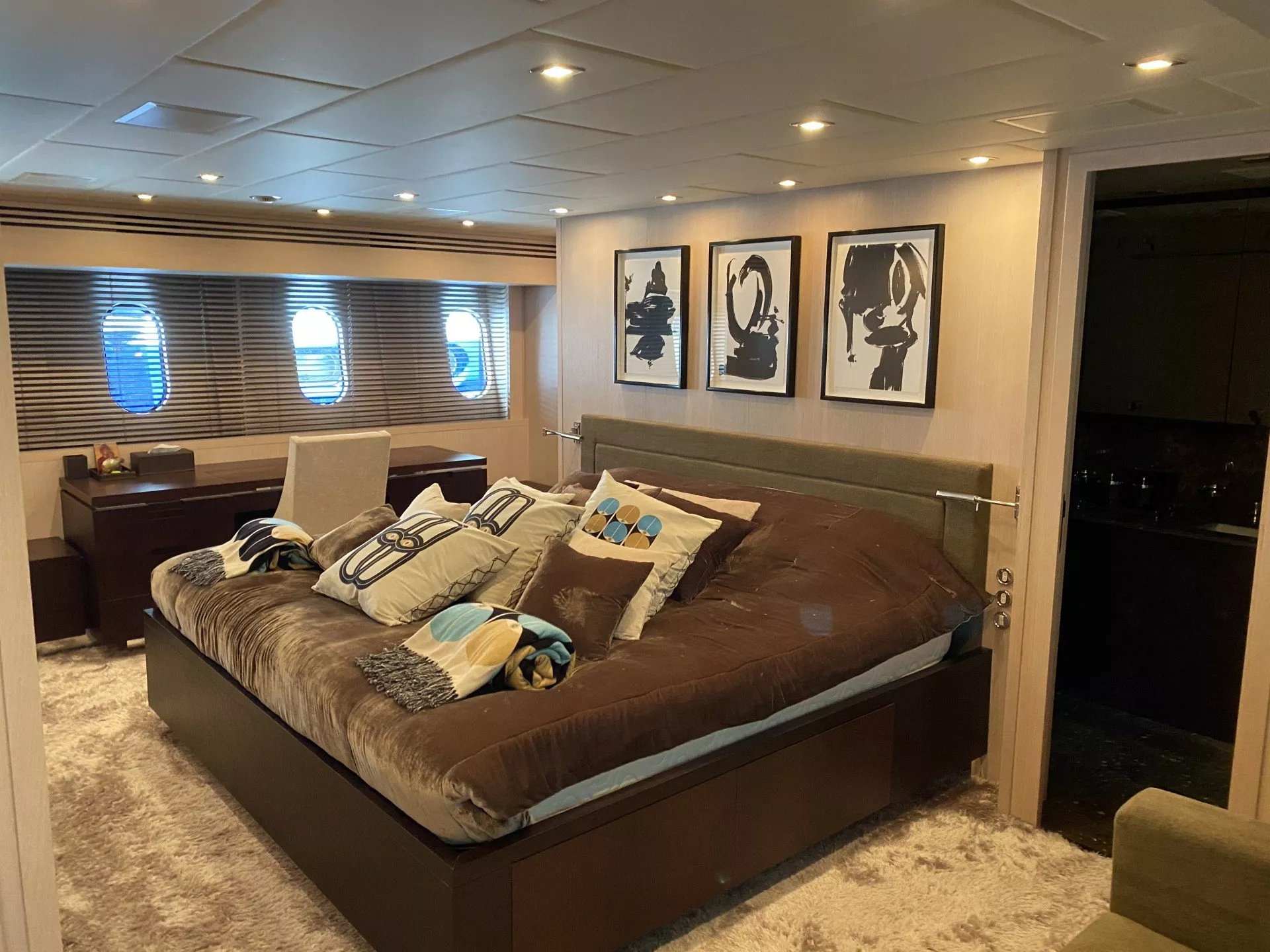 https://dev-api.arconyachts.com/storage/media/17816/conversions/917_7157616478-optimize.webp