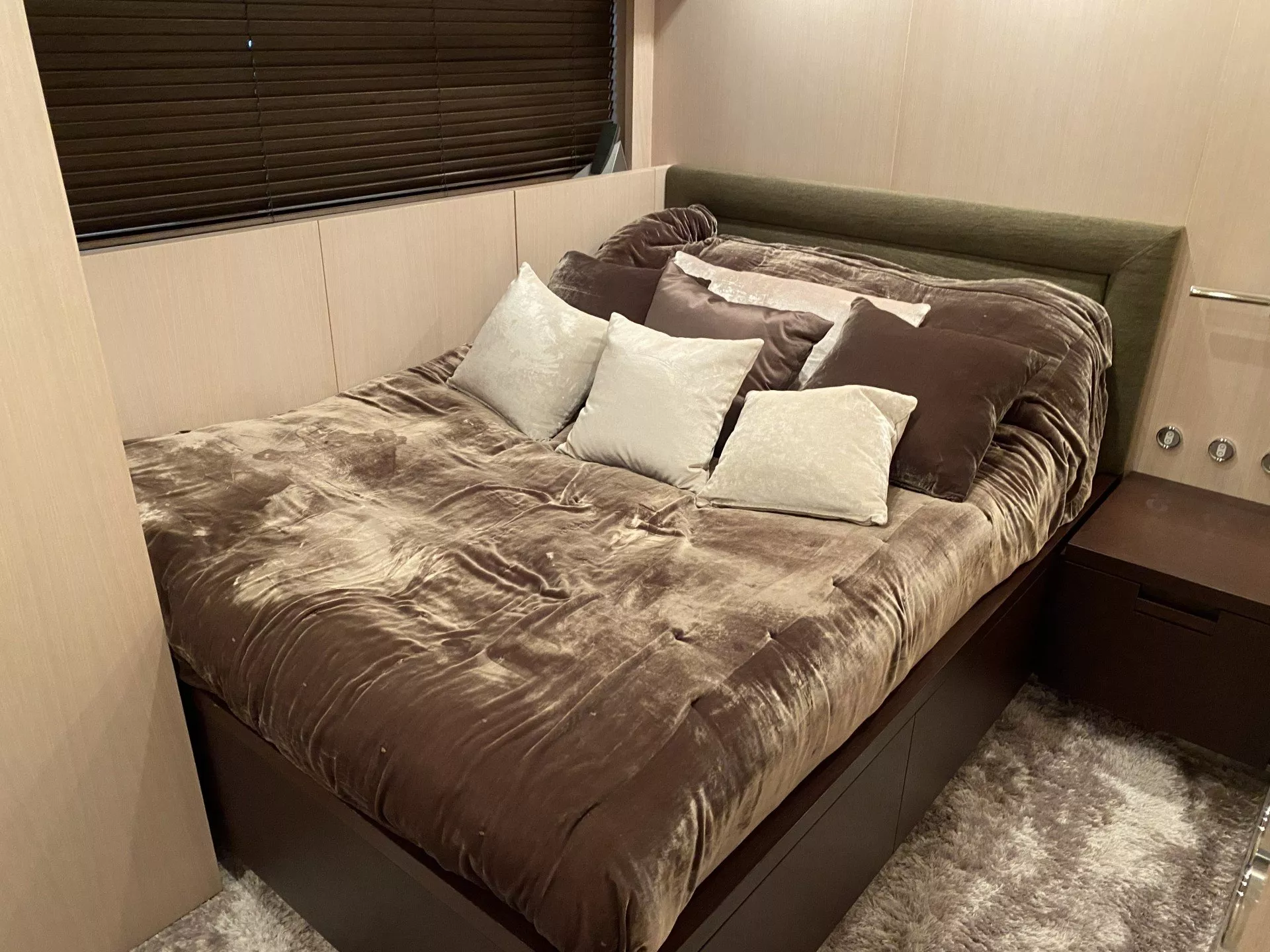 https://dev-api.arconyachts.com/storage/media/17819/conversions/917_0491583926-optimize.webp