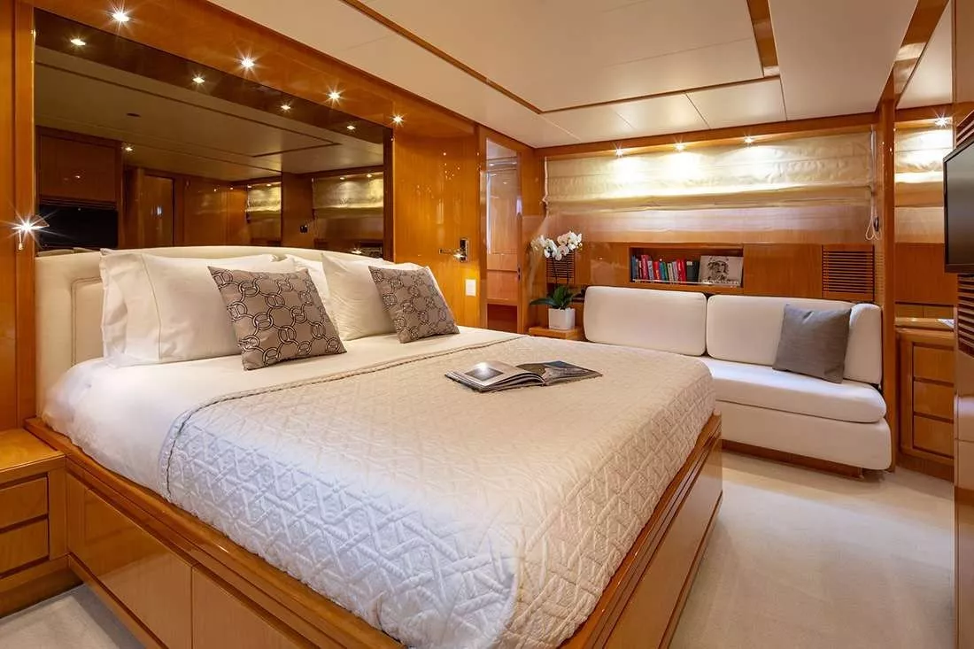 https://dev-api.arconyachts.com/storage/media/17829/conversions/916_9334714229-optimize.webp