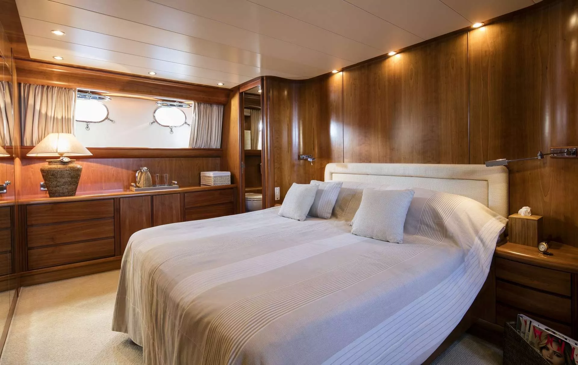 https://dev-api.arconyachts.com/storage/media/17846/conversions/915_5403817790-optimize.webp