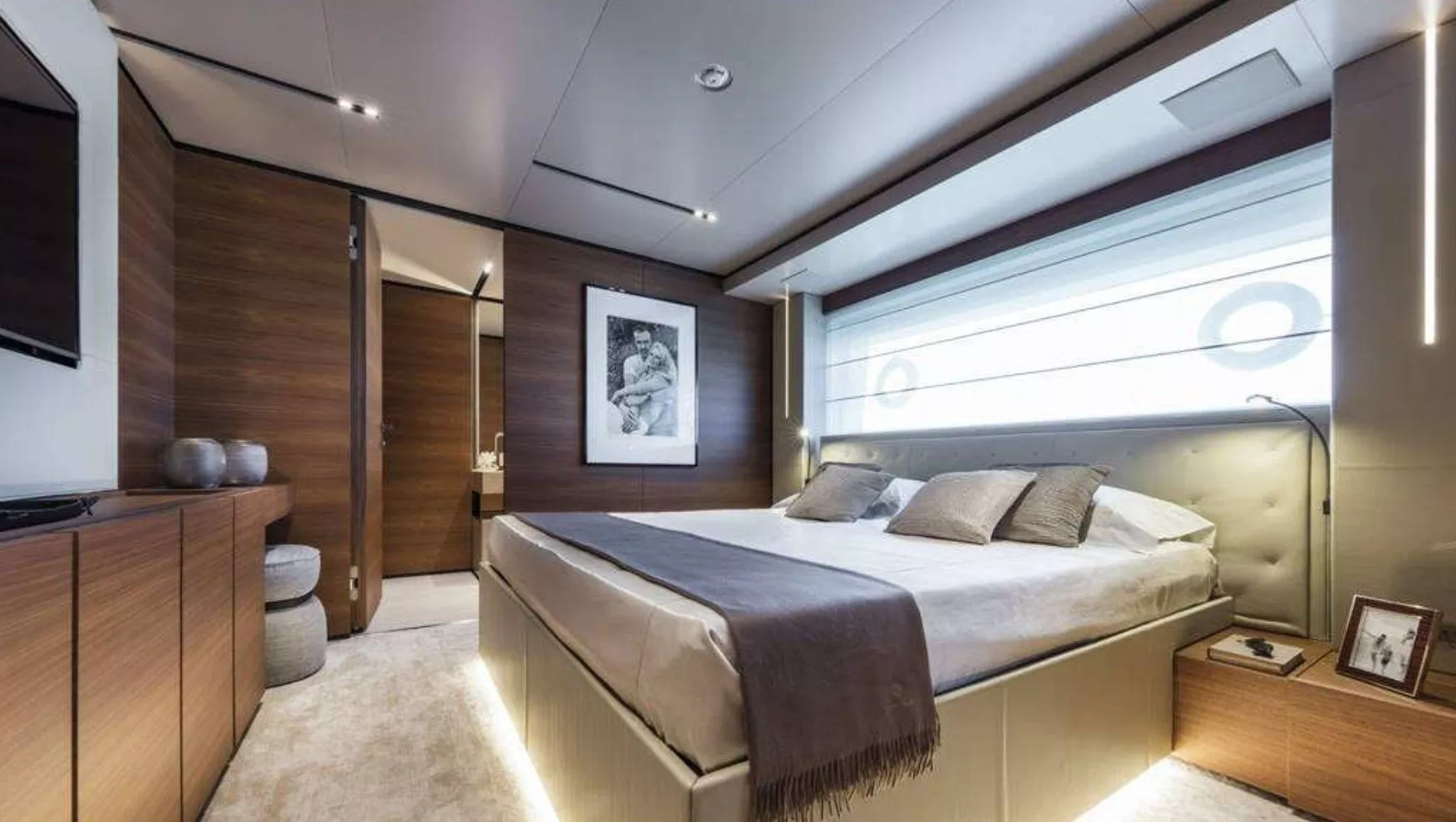 https://dev-api.arconyachts.com/storage/media/17981/conversions/586_9403350770-optimize.webp