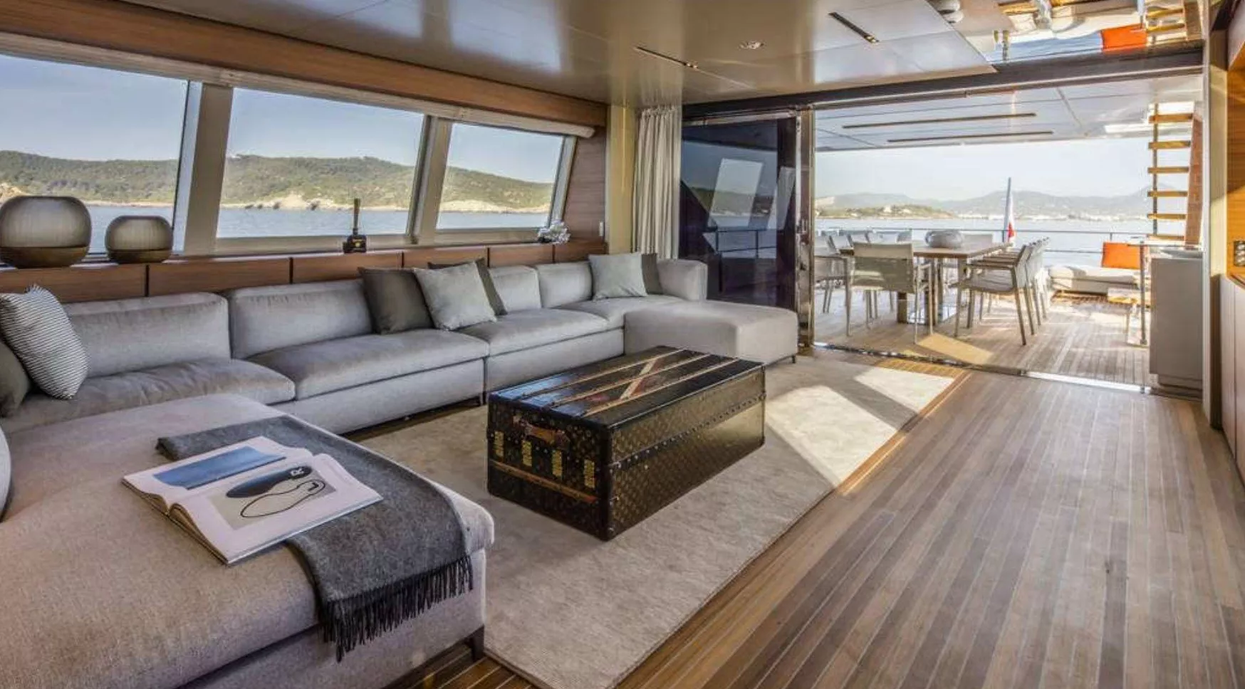 https://dev-api.arconyachts.com/storage/media/17982/conversions/586_2561083647-optimize.webp