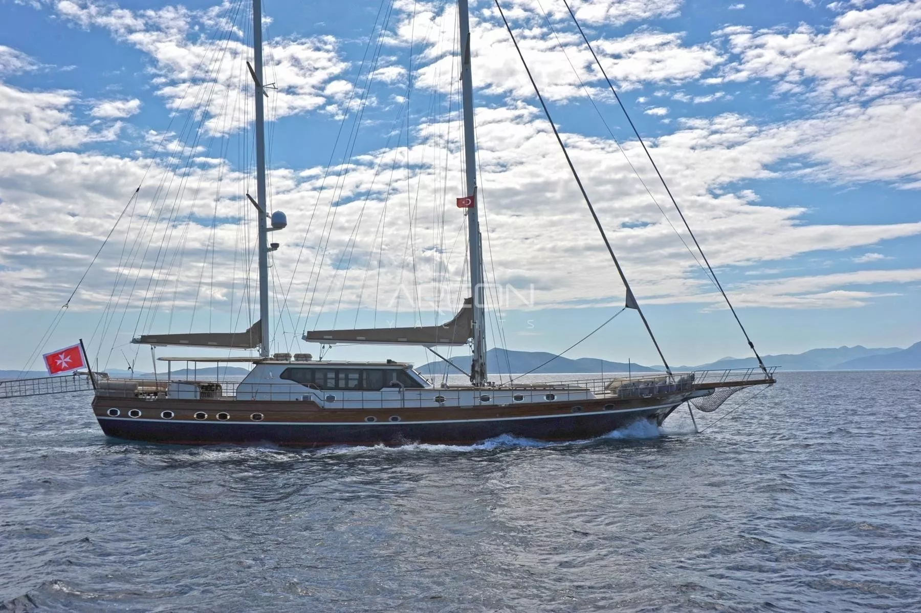 Sailing Ketch DRAGONFLY