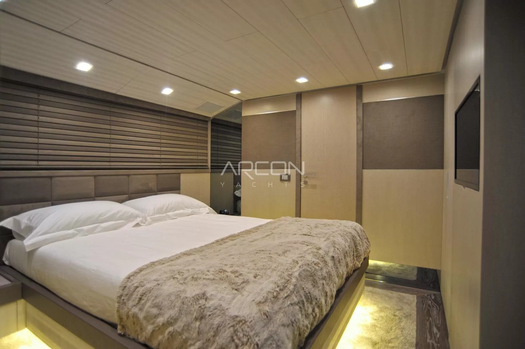 https://dev-api.arconyachts.com/storage/media/18167/conversions/905_3400777233-optimize.webp