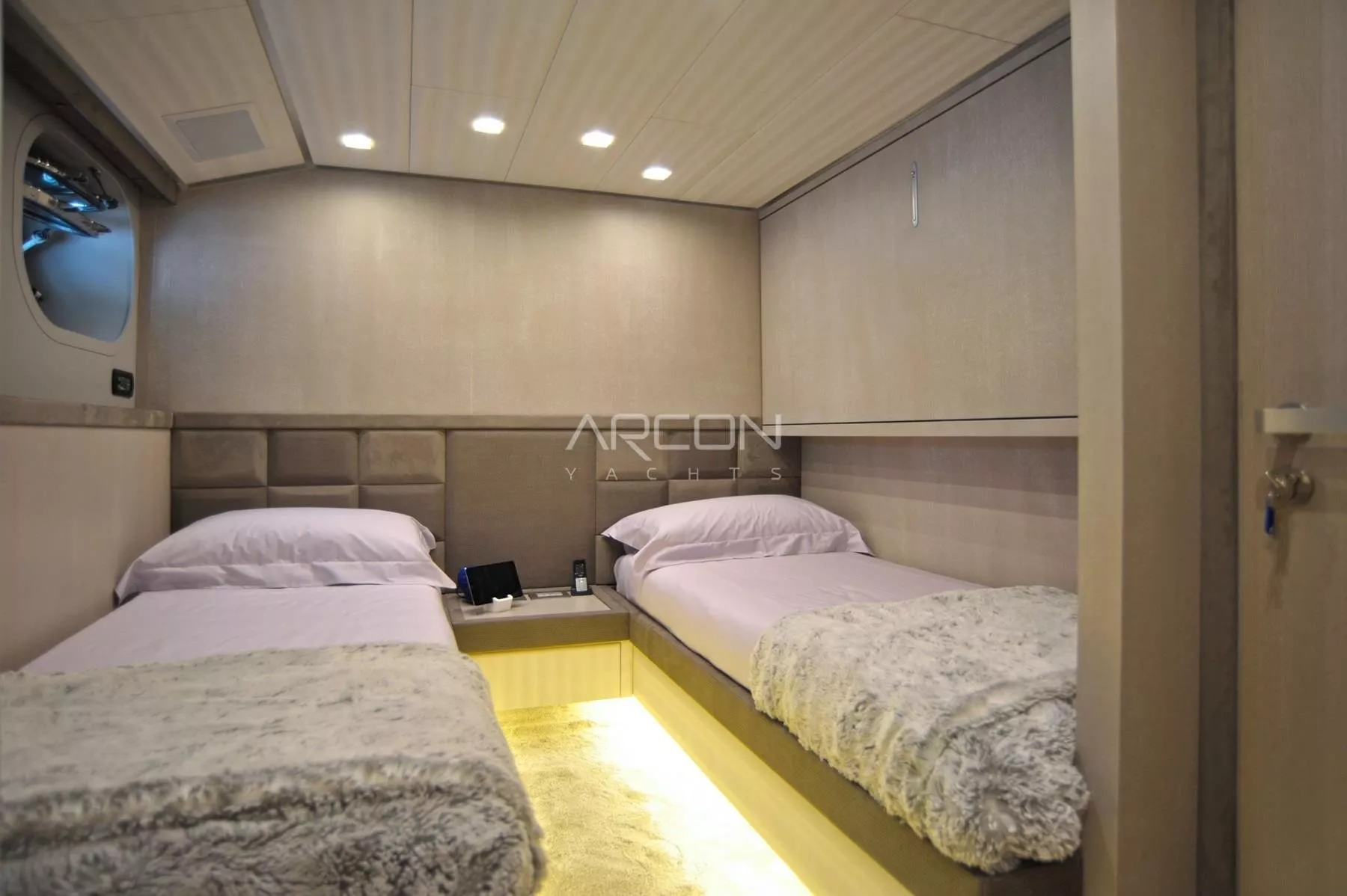 https://dev-api.arconyachts.com/storage/media/18171/conversions/905_5759121776-optimize.webp
