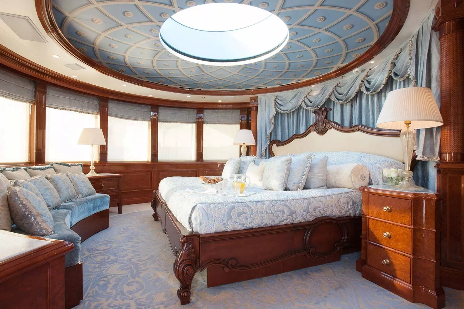 https://dev-api.arconyachts.com/storage/media/18211/conversions/904_1351037395-optimize.webp