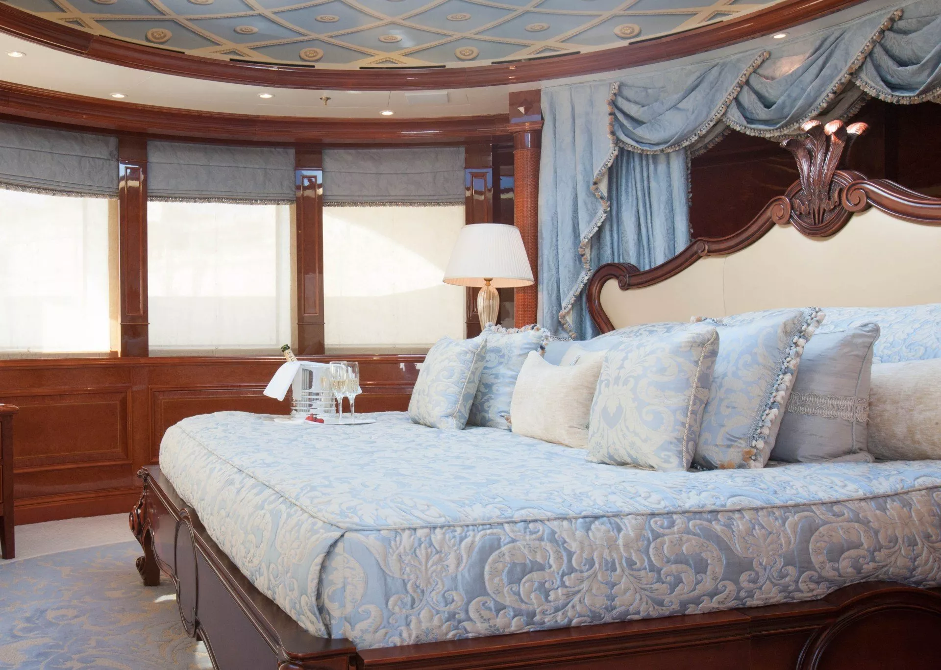 https://dev-api.arconyachts.com/storage/media/18214/conversions/904_8472142689-optimize.webp