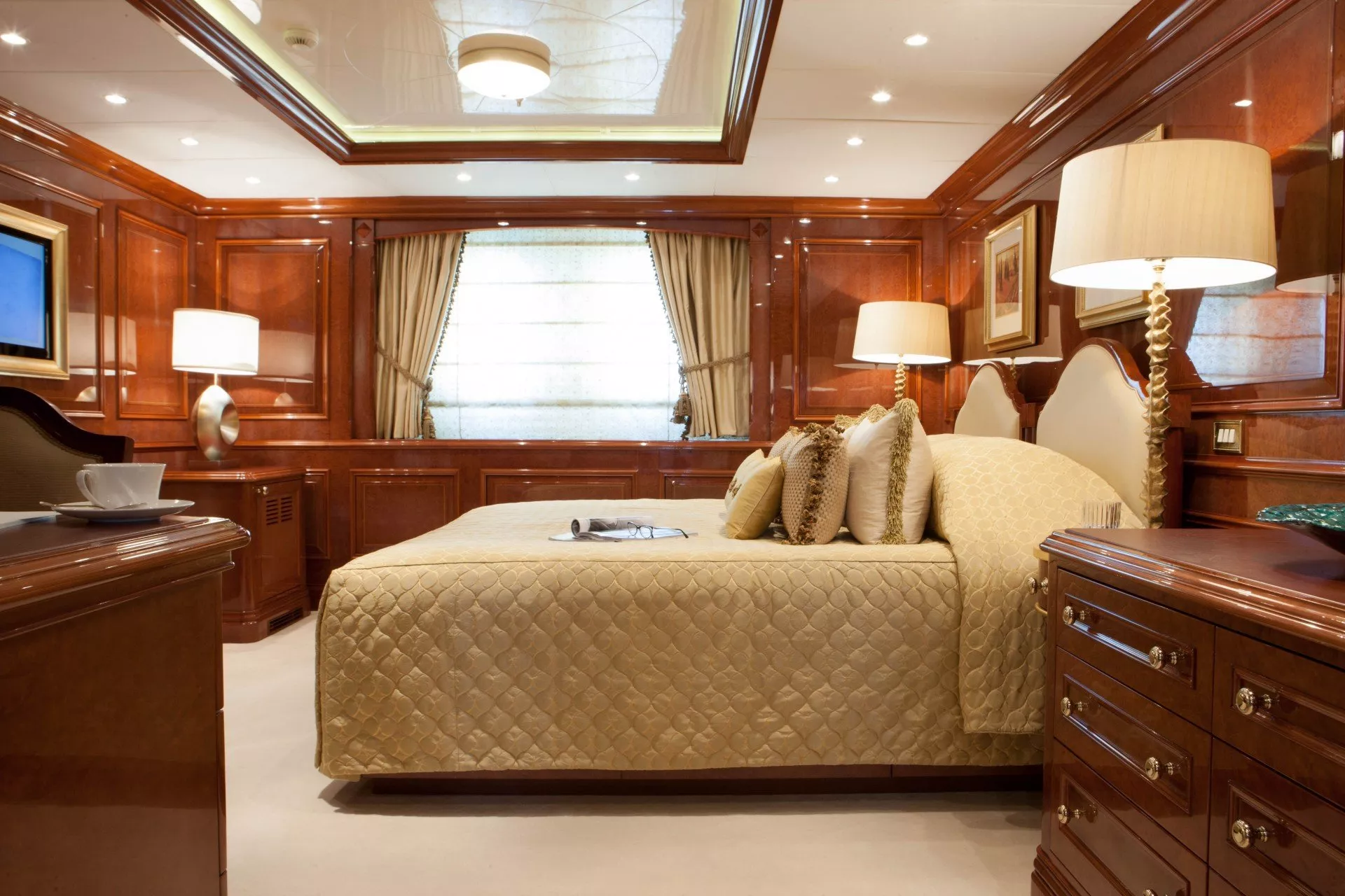 https://dev-api.arconyachts.com/storage/media/18221/conversions/904_0788216424-optimize.webp