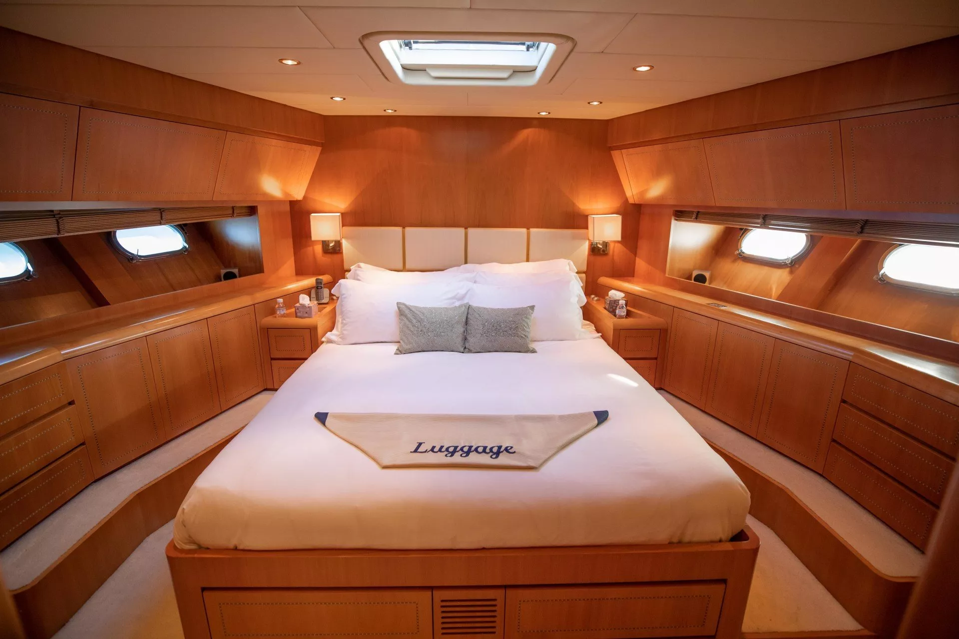 https://dev-api.arconyachts.com/storage/media/18374/conversions/895_4927866517-optimize.webp