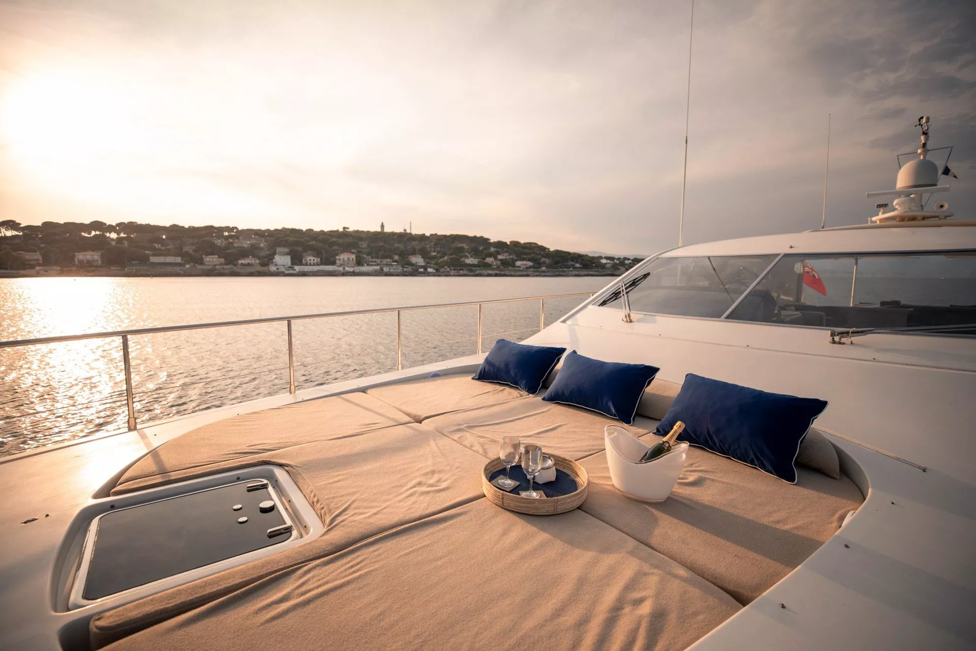 https://dev-api.arconyachts.com/storage/media/18375/conversions/895_2218517442-optimize.webp