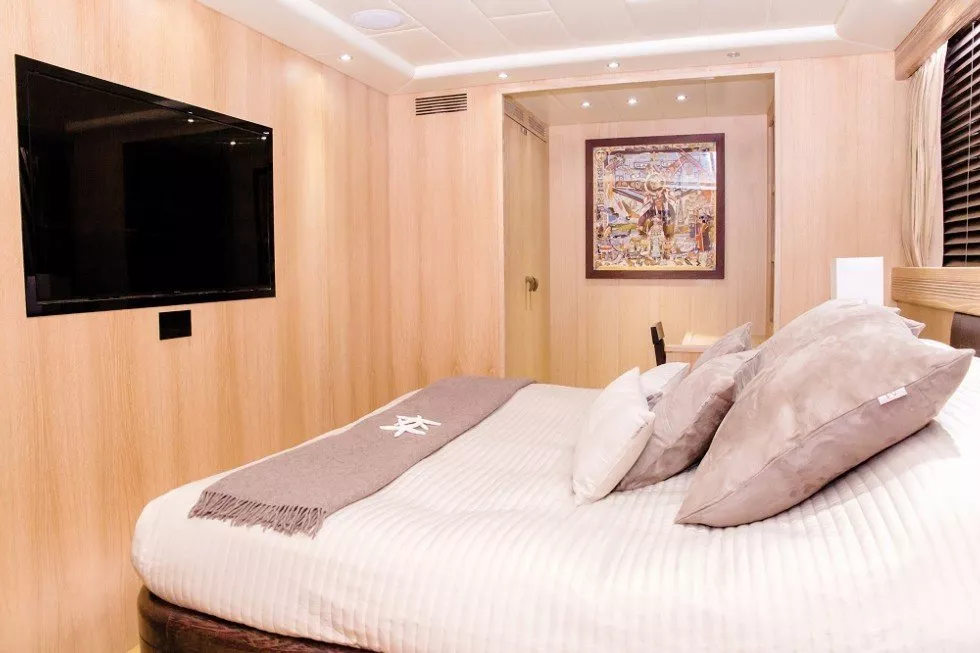 https://dev-api.arconyachts.com/storage/media/18453/conversions/889_9624733494-optimize.webp