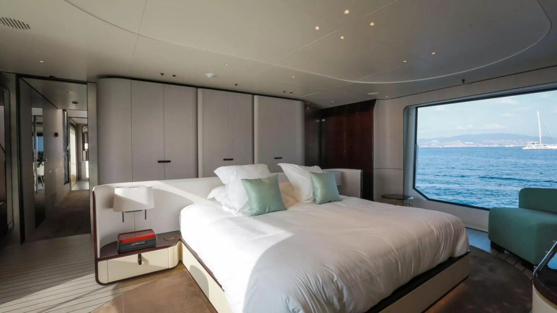 https://dev-api.arconyachts.com/storage/media/18668/conversions/882_3285271422-optimize.webp