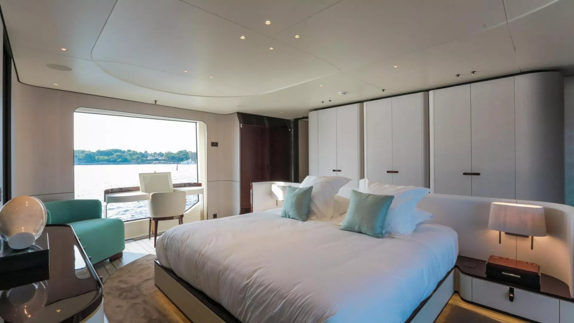 https://dev-api.arconyachts.com/storage/media/18670/conversions/882_9561376691-optimize.webp