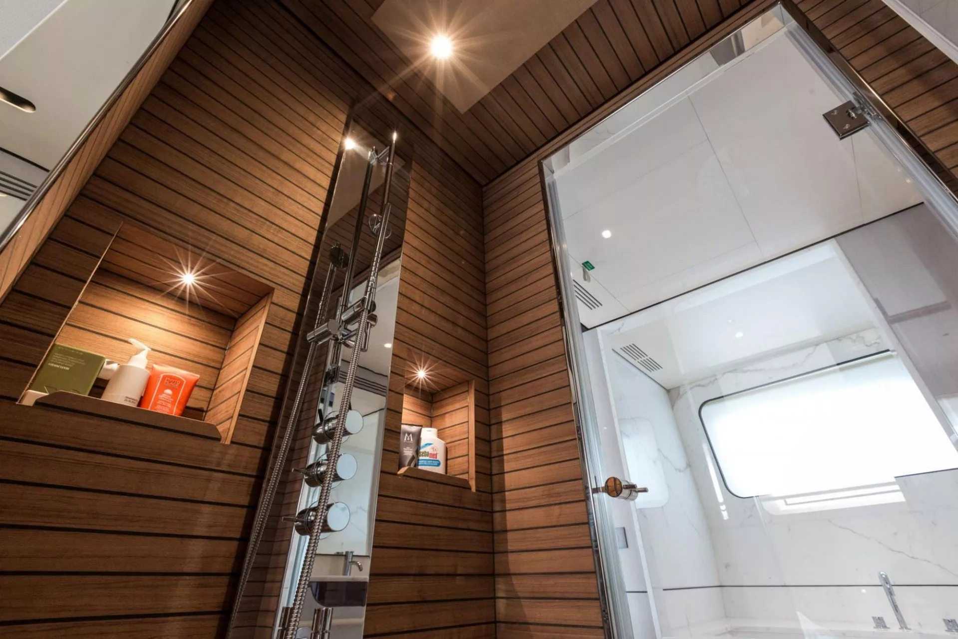 https://dev-api.arconyachts.com/storage/media/18672/conversions/882_3881840268-optimize.webp