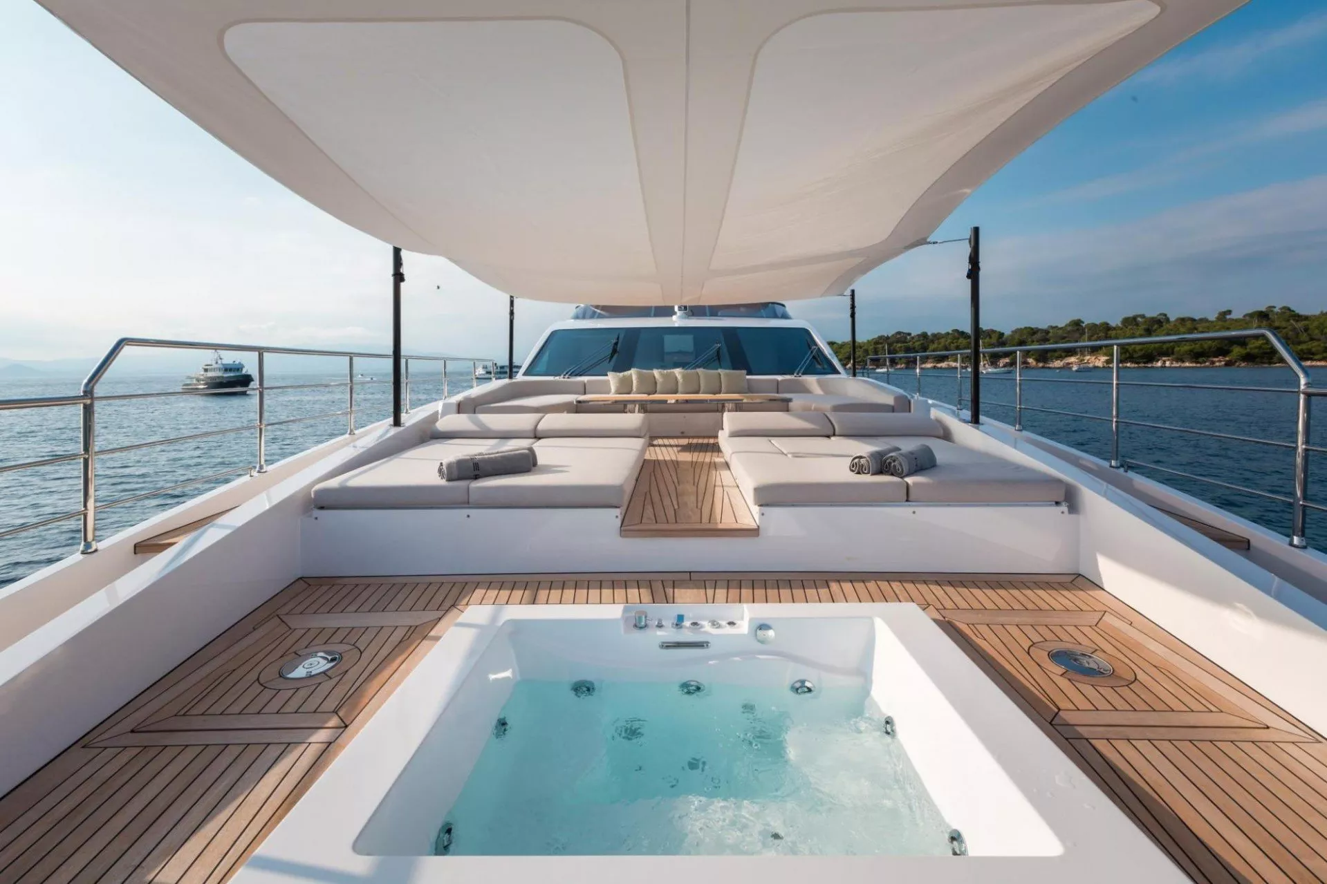 https://dev-api.arconyachts.com/storage/media/18681/conversions/882_8409784111-optimize.webp
