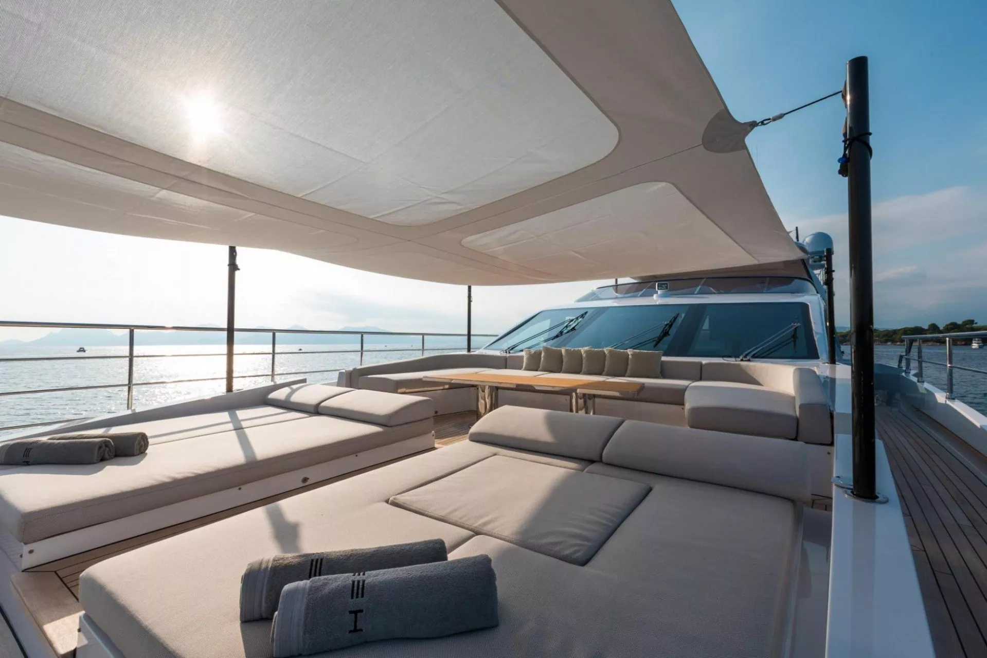 https://dev-api.arconyachts.com/storage/media/18682/conversions/882_3664095842-optimize.webp