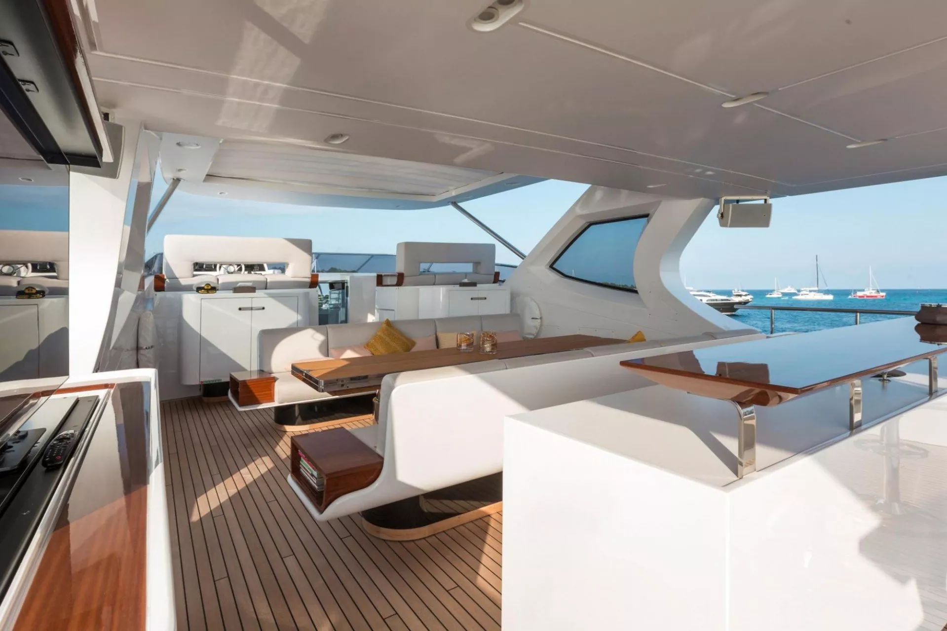 https://dev-api.arconyachts.com/storage/media/18686/conversions/882_4235488007-optimize.webp