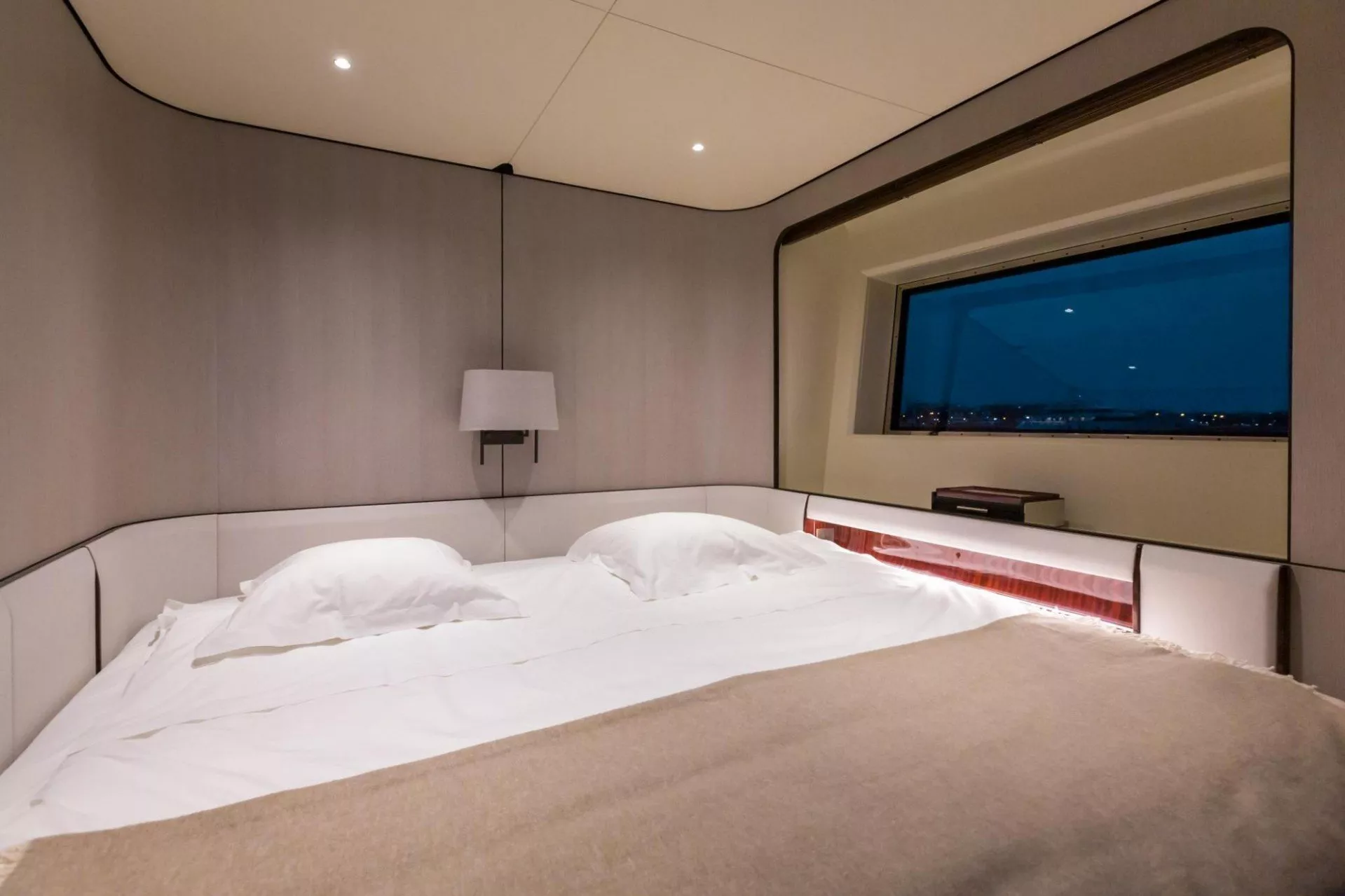 https://dev-api.arconyachts.com/storage/media/18692/conversions/882_3153923282-optimize.webp