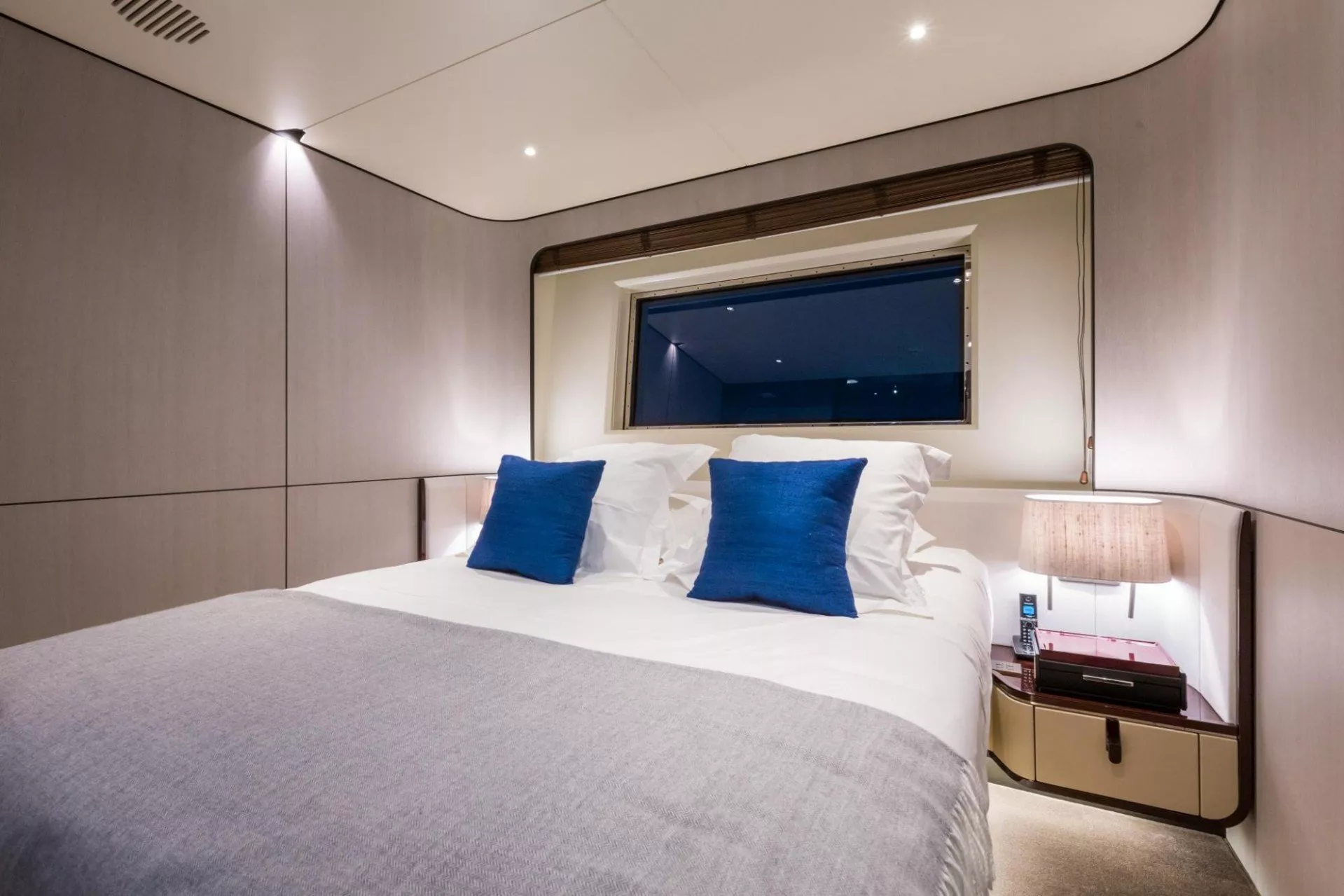 https://dev-api.arconyachts.com/storage/media/18694/conversions/882_4325665711-optimize.webp