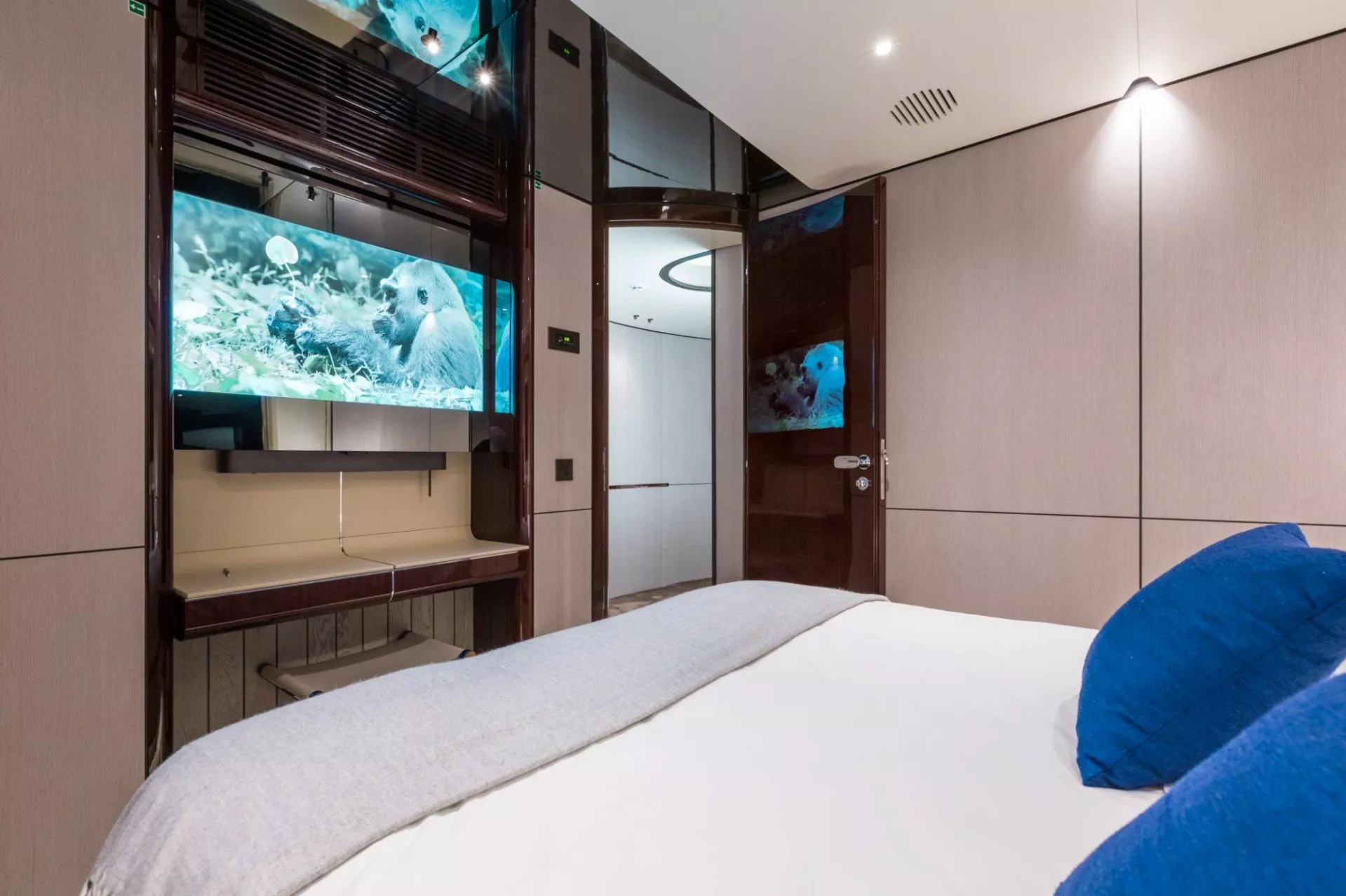 https://dev-api.arconyachts.com/storage/media/18695/conversions/882_2515185767-optimize.webp