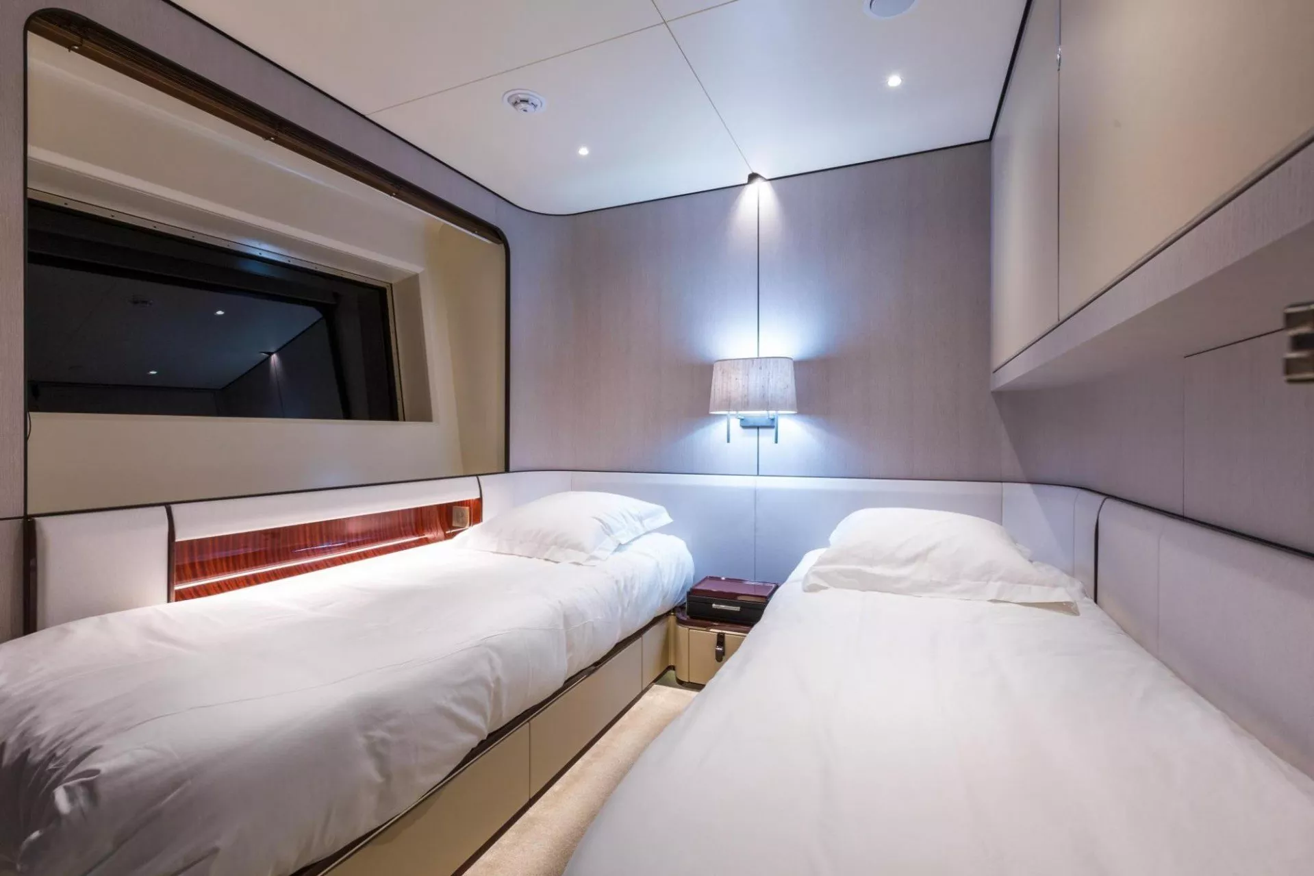 https://dev-api.arconyachts.com/storage/media/18696/conversions/882_3868956554-optimize.webp