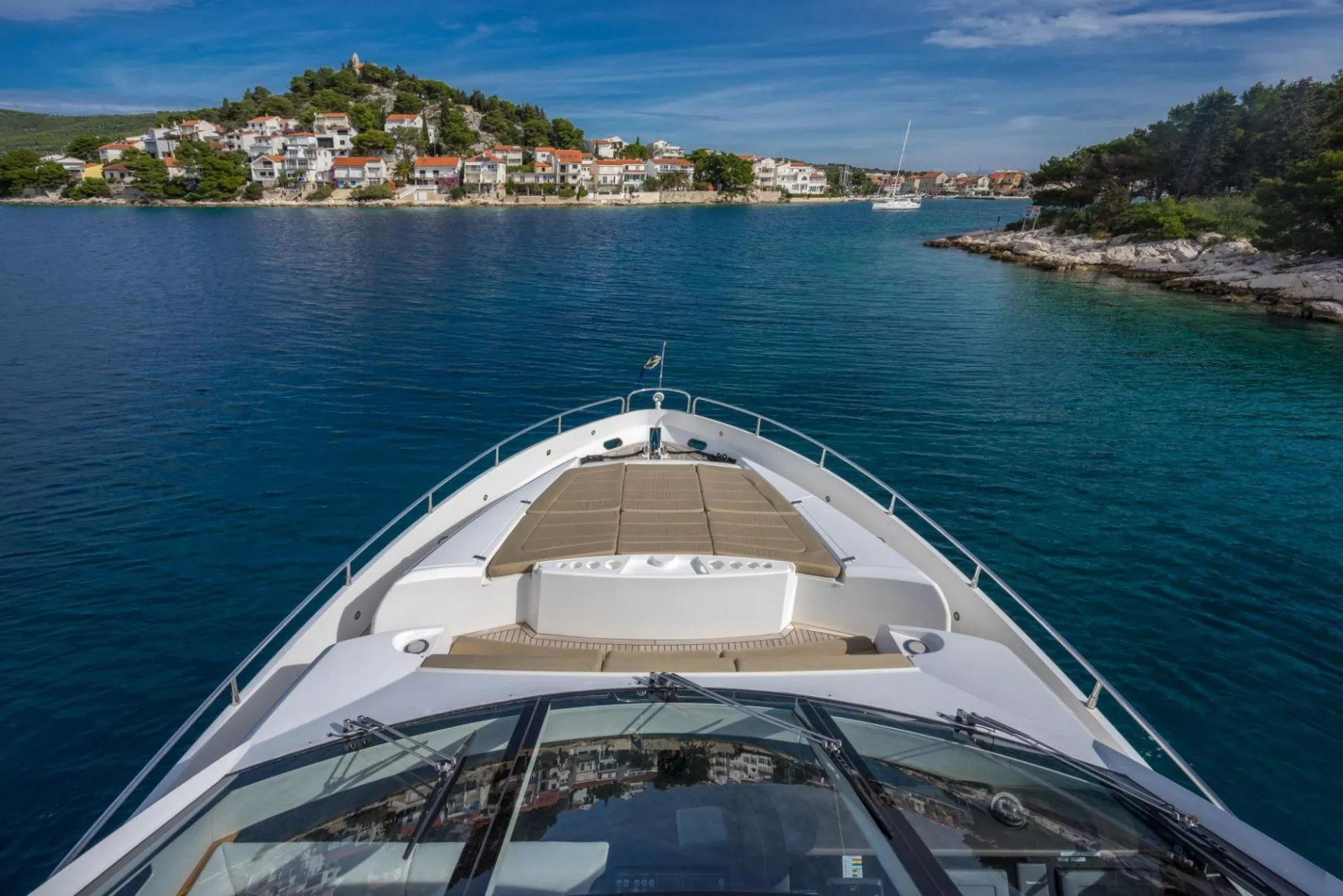 https://dev-api.arconyachts.com/storage/media/18702/conversions/880_6563286437-optimize.webp