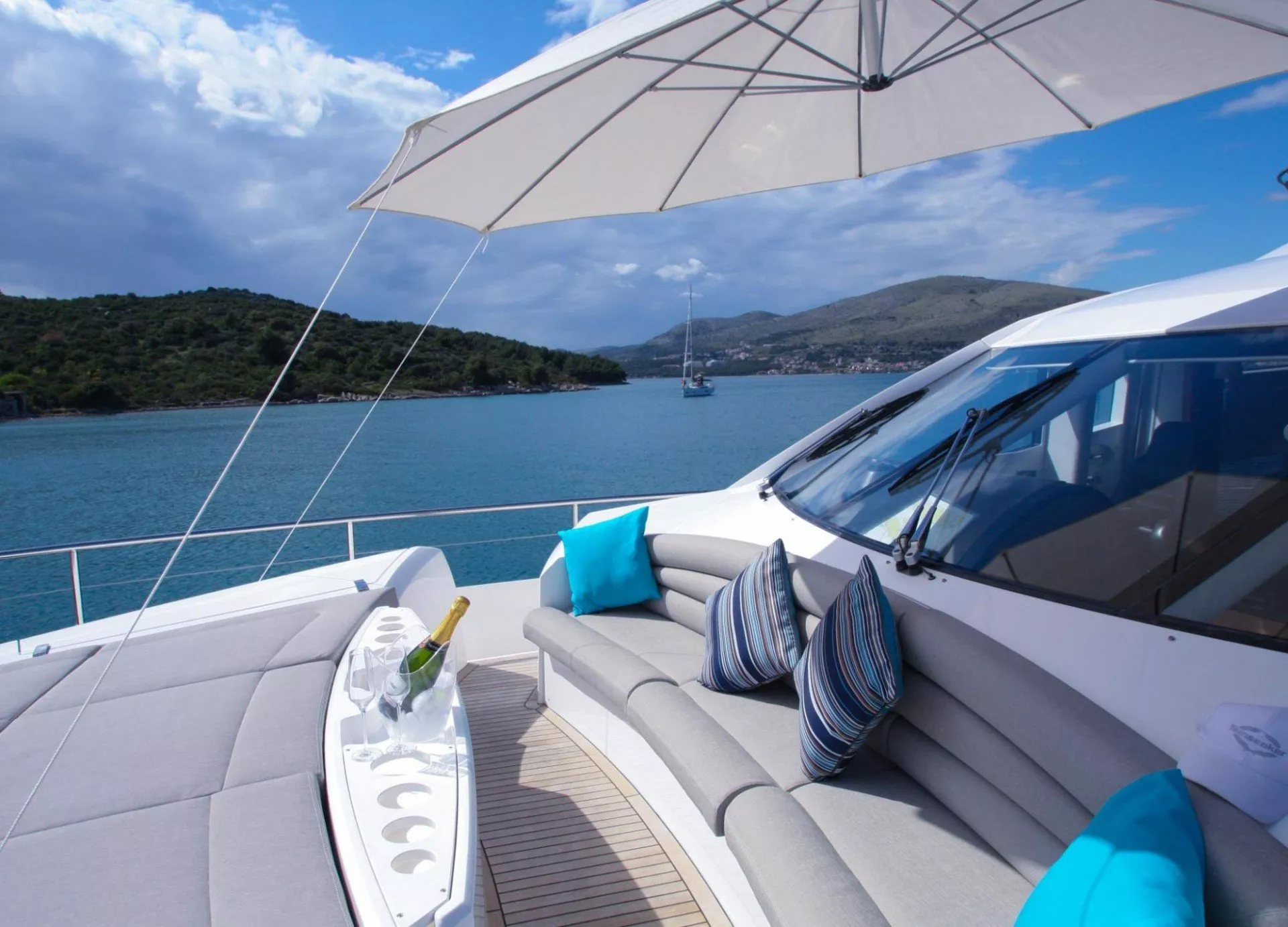 https://dev-api.arconyachts.com/storage/media/18704/conversions/880_2311689976-optimize.webp