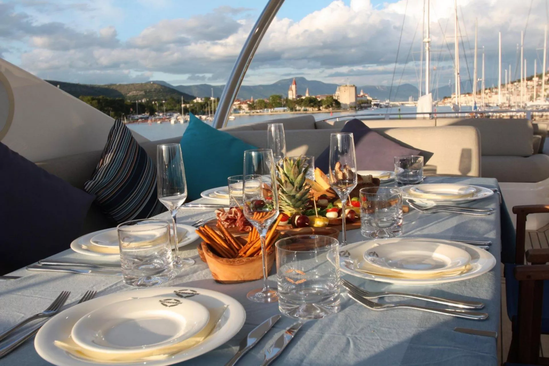 https://dev-api.arconyachts.com/storage/media/18705/conversions/880_1102042916-optimize.webp