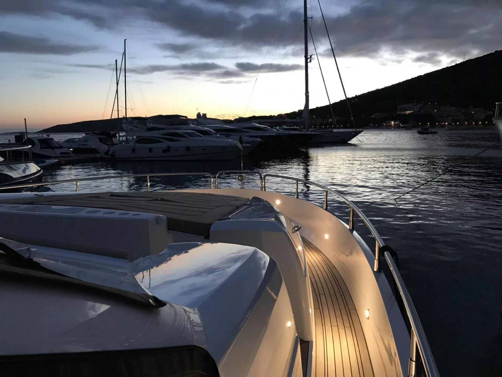 https://dev-api.arconyachts.com/storage/media/18706/conversions/880_3731220554-optimize.webp