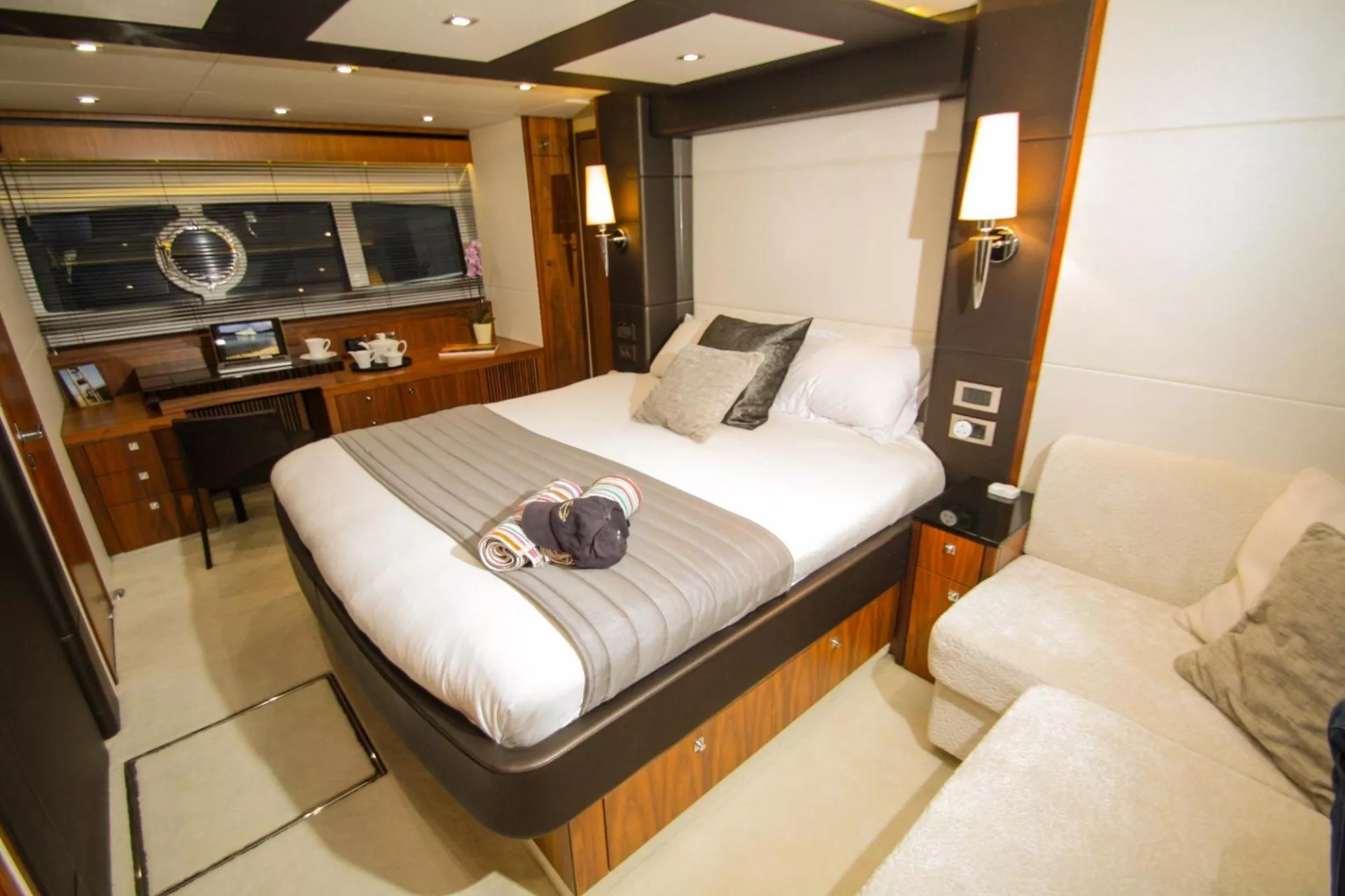 https://dev-api.arconyachts.com/storage/media/18709/conversions/880_0118465891-optimize.webp
