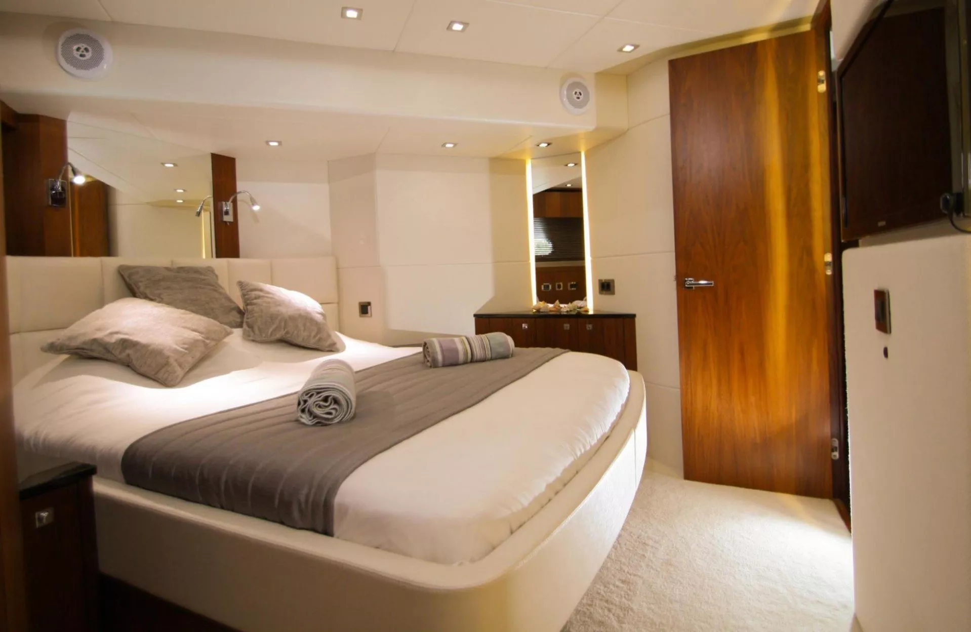 https://dev-api.arconyachts.com/storage/media/18710/conversions/880_1000146655-optimize.webp