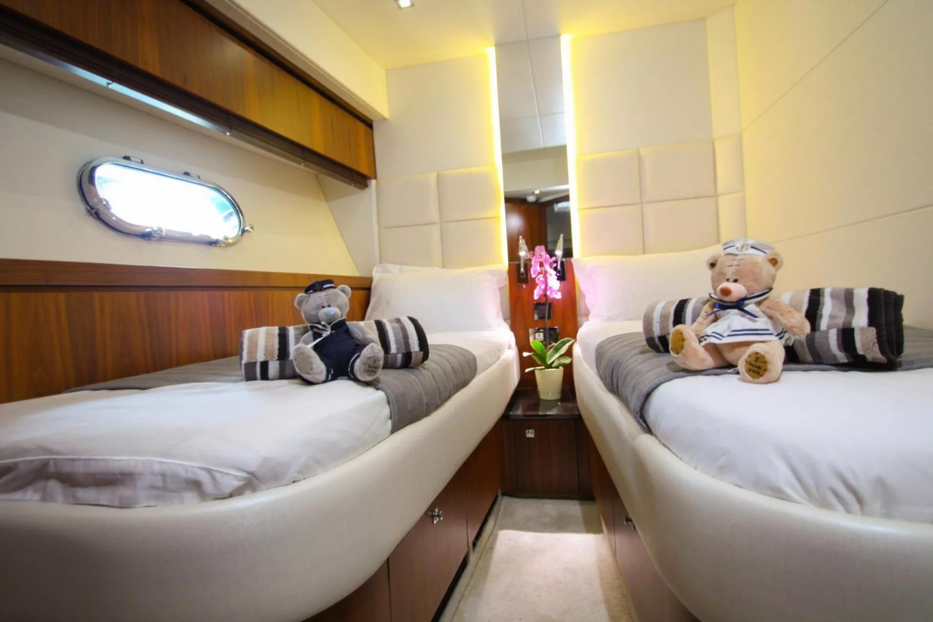 https://dev-api.arconyachts.com/storage/media/18712/conversions/880_6097023978-optimize.webp