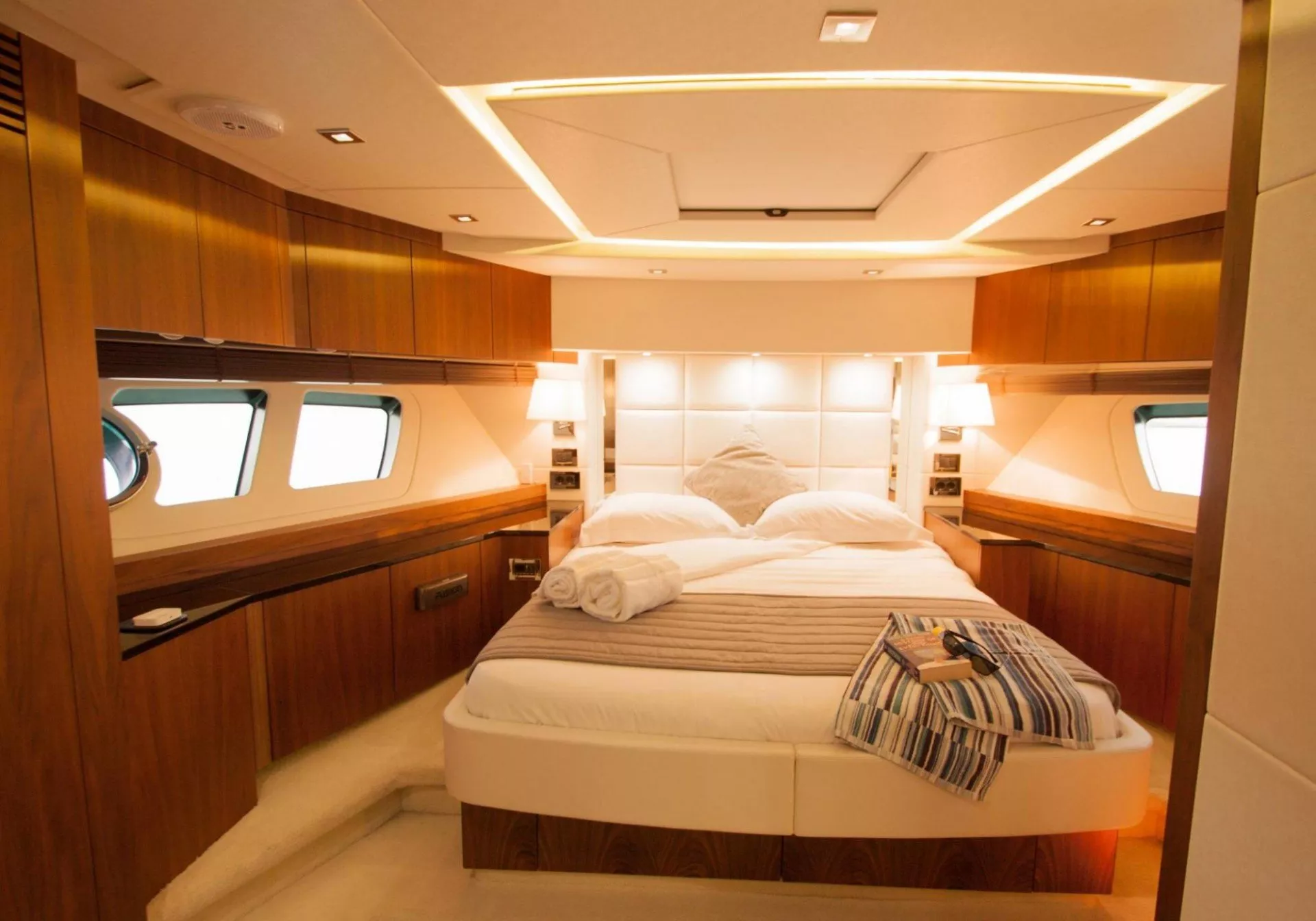 https://dev-api.arconyachts.com/storage/media/18713/conversions/880_2428358034-optimize.webp