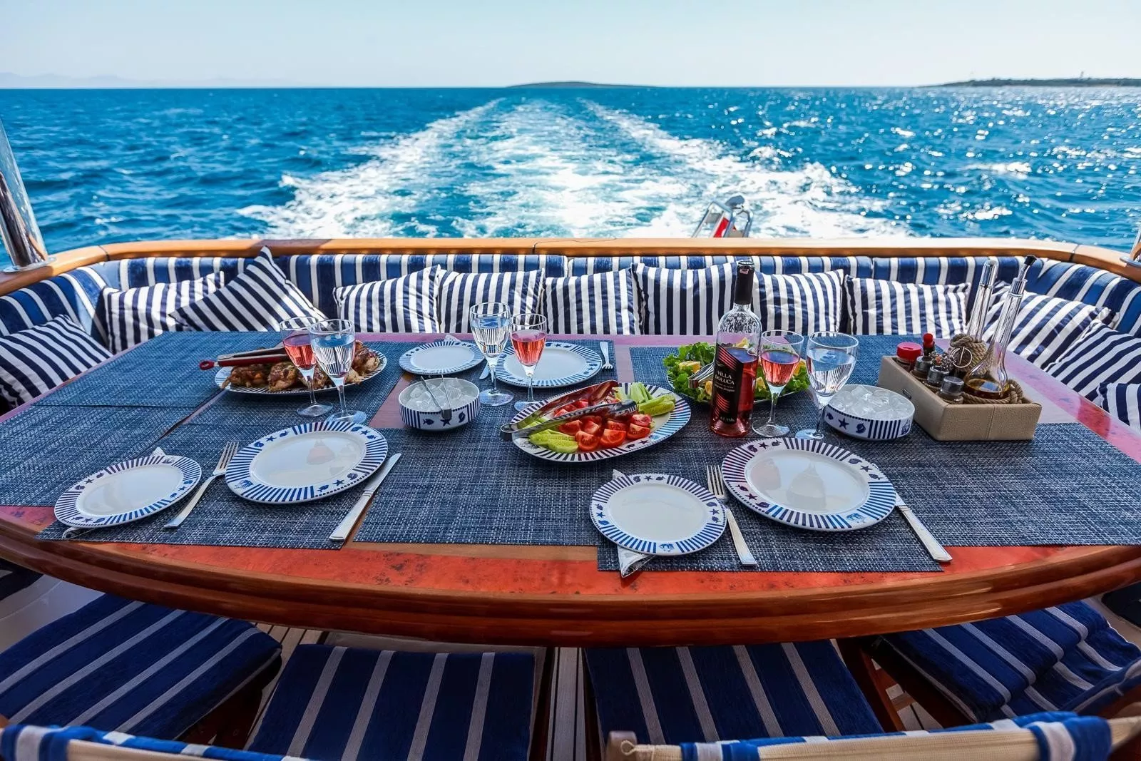 https://dev-api.arconyachts.com/storage/media/18833/conversions/876_5625723314-optimize.webp