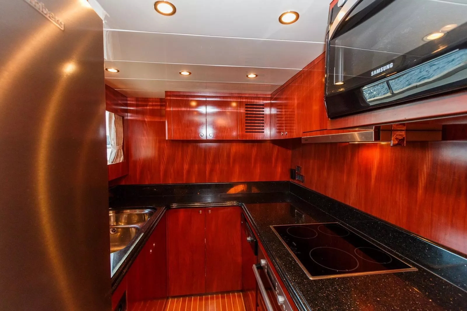 https://dev-api.arconyachts.com/storage/media/18838/conversions/876_9440402672-optimize.webp