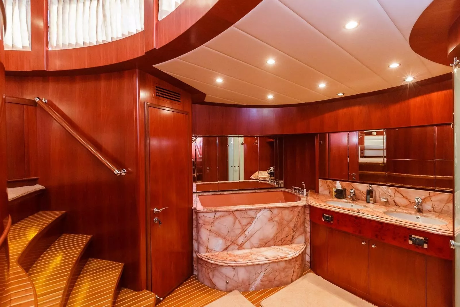 https://dev-api.arconyachts.com/storage/media/18839/conversions/876_2765494948-optimize.webp