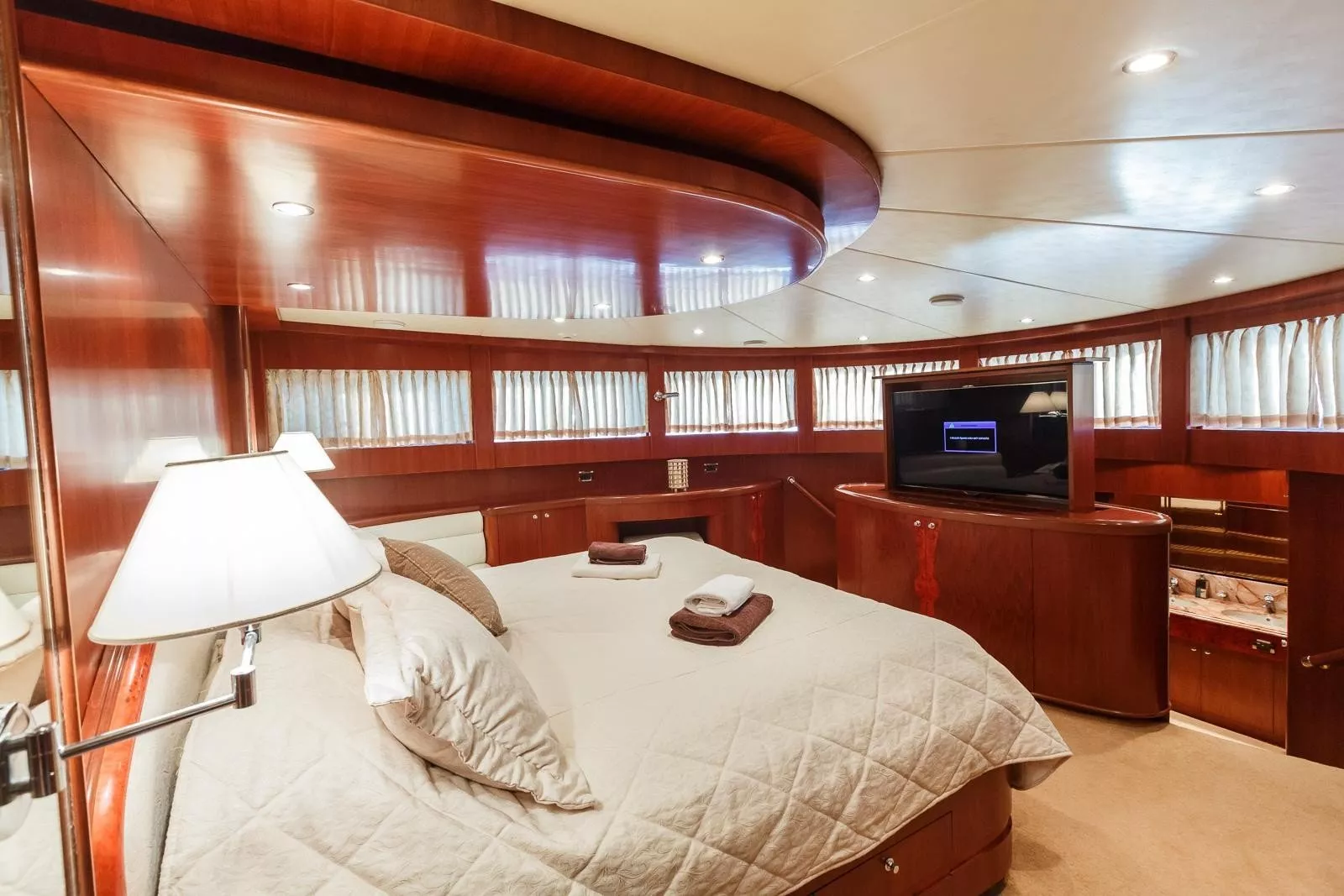https://dev-api.arconyachts.com/storage/media/18841/conversions/876_0397712013-optimize.webp