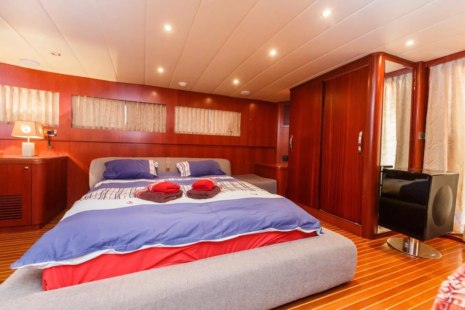 https://dev-api.arconyachts.com/storage/media/18842/conversions/876_1061845186-optimize.webp