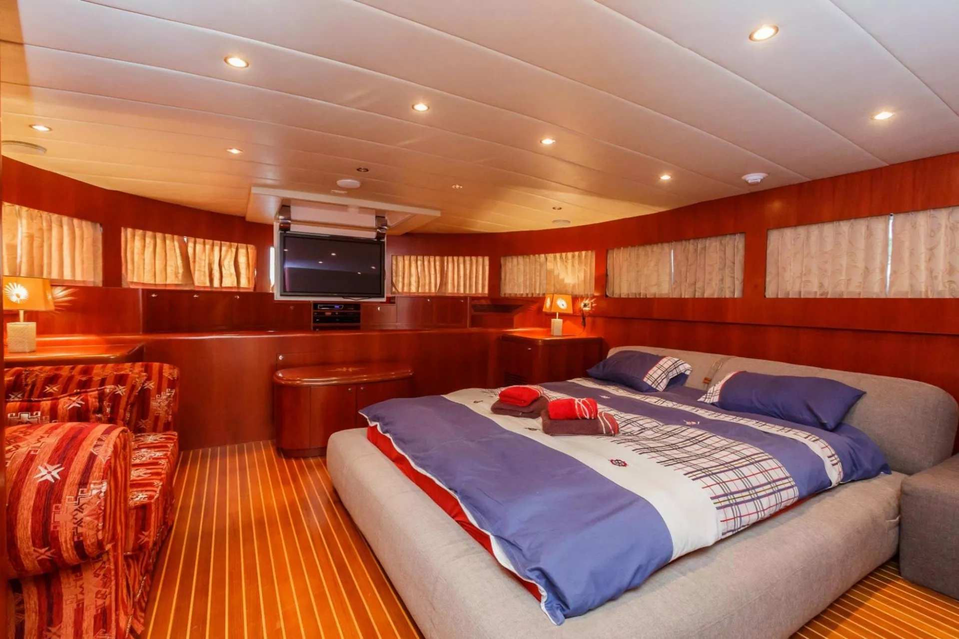 https://dev-api.arconyachts.com/storage/media/18844/conversions/876_0336445709-optimize.webp