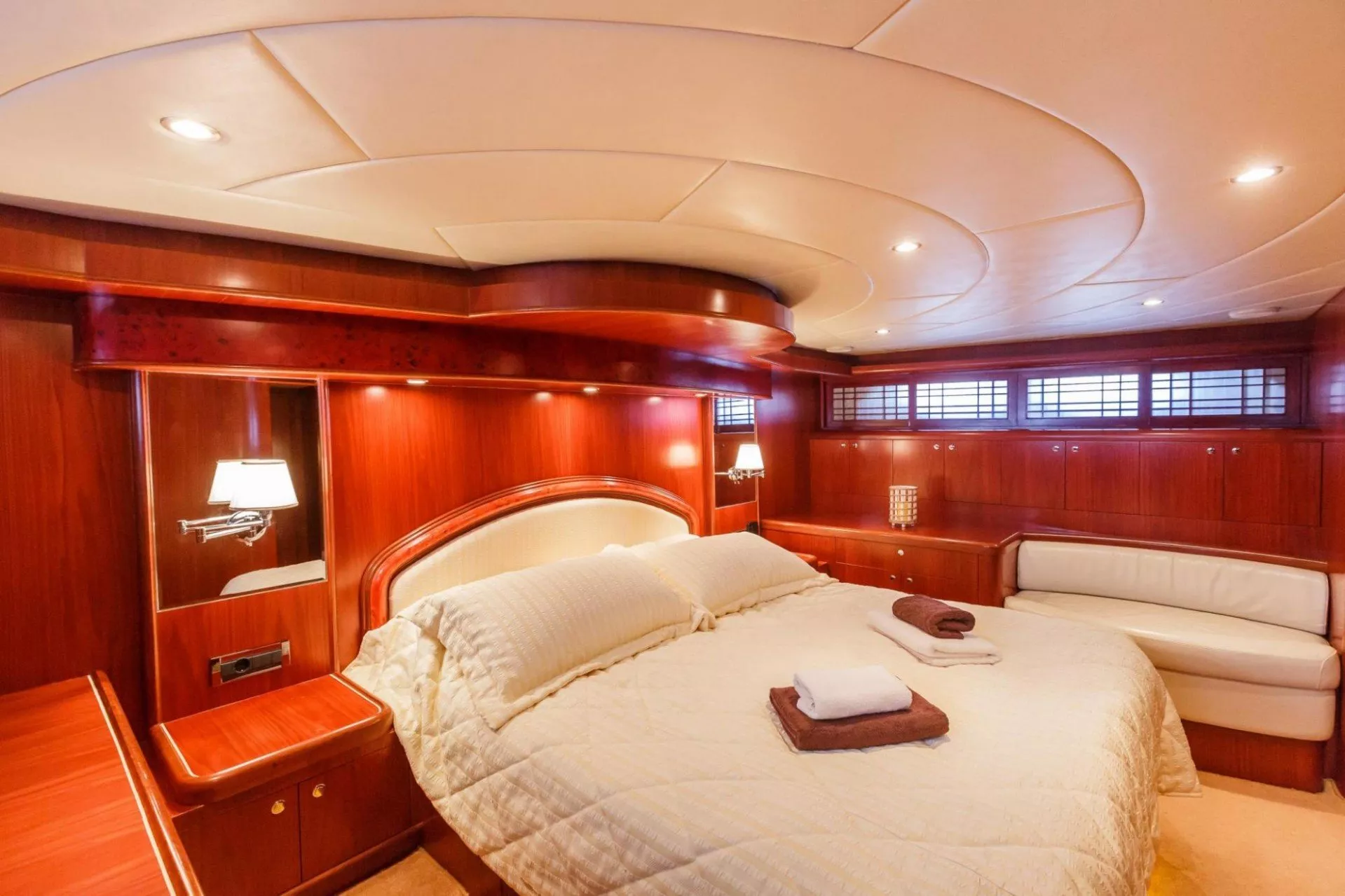 https://dev-api.arconyachts.com/storage/media/18849/conversions/876_9348957000-optimize.webp