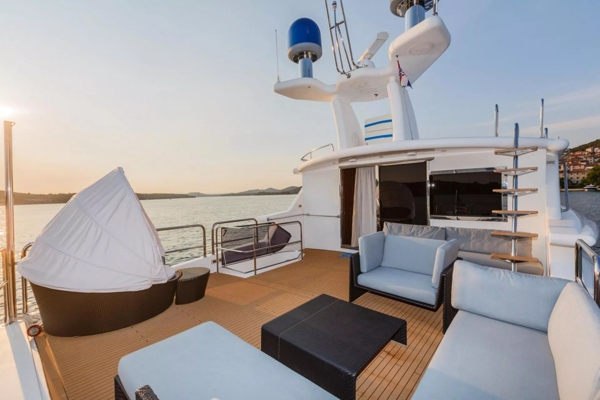 https://dev-api.arconyachts.com/storage/media/18850/conversions/876_4375107099-optimize.webp