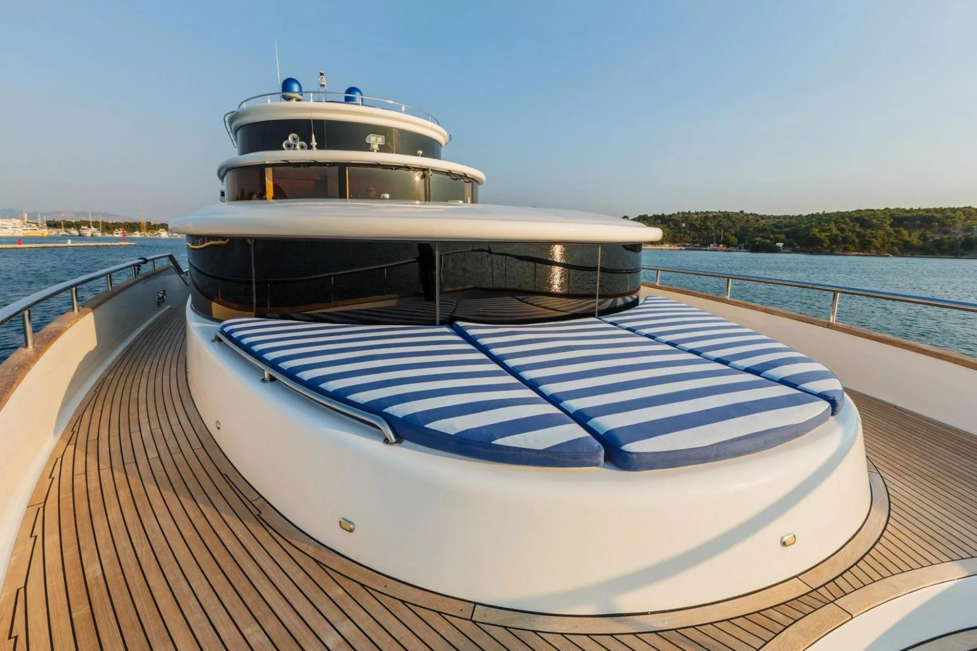 https://dev-api.arconyachts.com/storage/media/18852/conversions/876_0290505784-optimize.webp