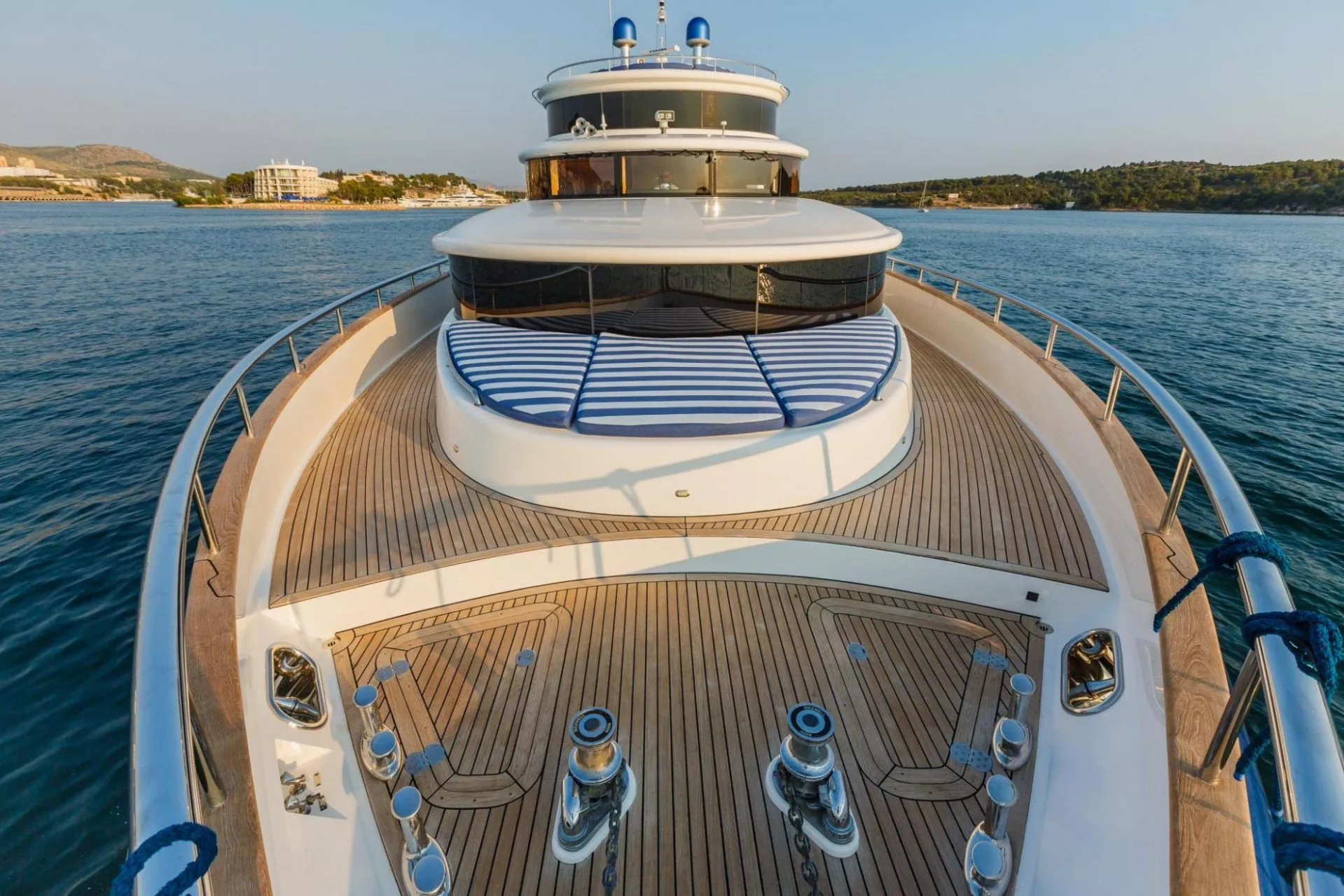 https://dev-api.arconyachts.com/storage/media/18853/conversions/876_7941928102-optimize.webp