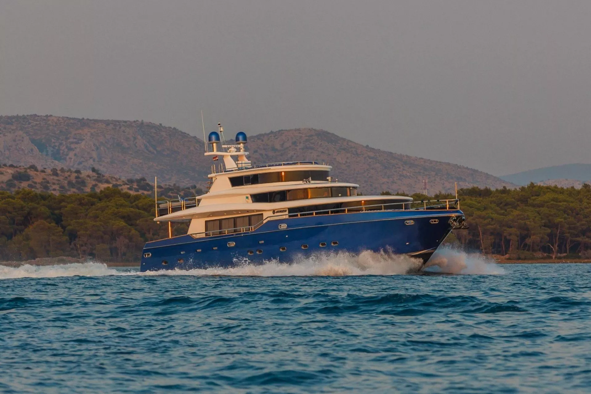 https://dev-api.arconyachts.com/storage/media/18855/conversions/876_0131601513-optimize.webp