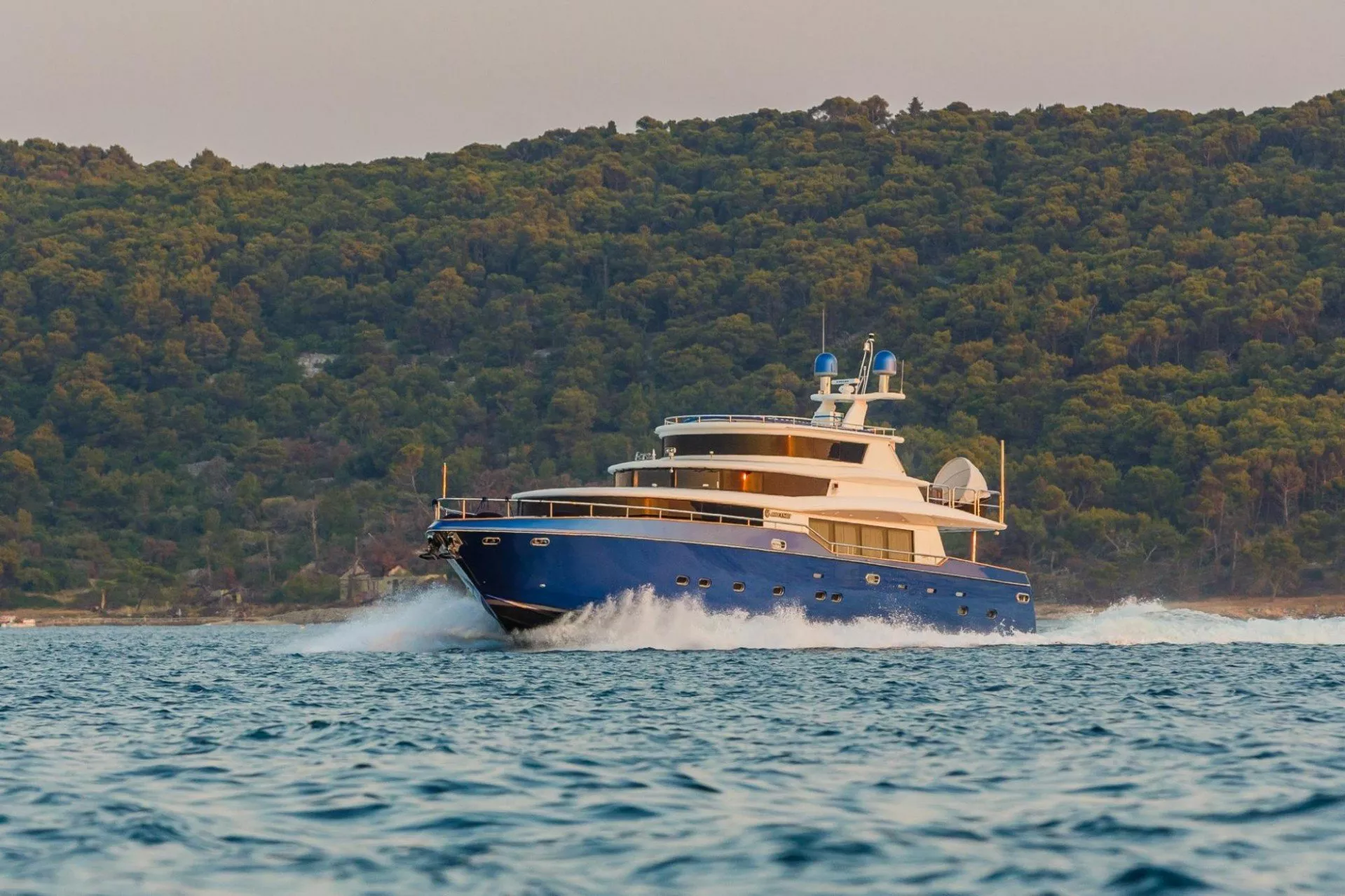 https://dev-api.arconyachts.com/storage/media/18856/conversions/876_7778682010-optimize.webp
