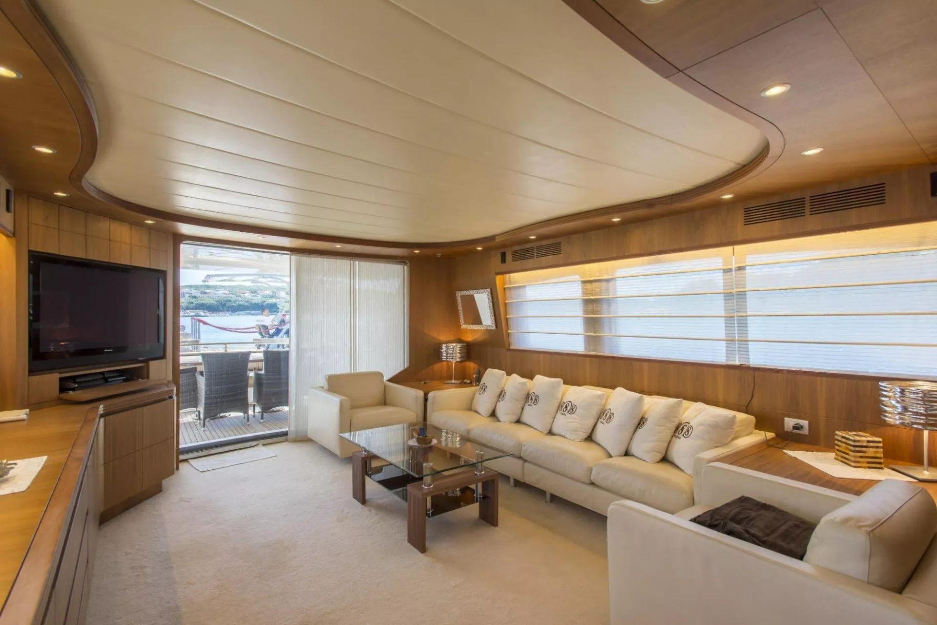 https://dev-api.arconyachts.com/storage/media/18870/conversions/875_9037818204-optimize.webp