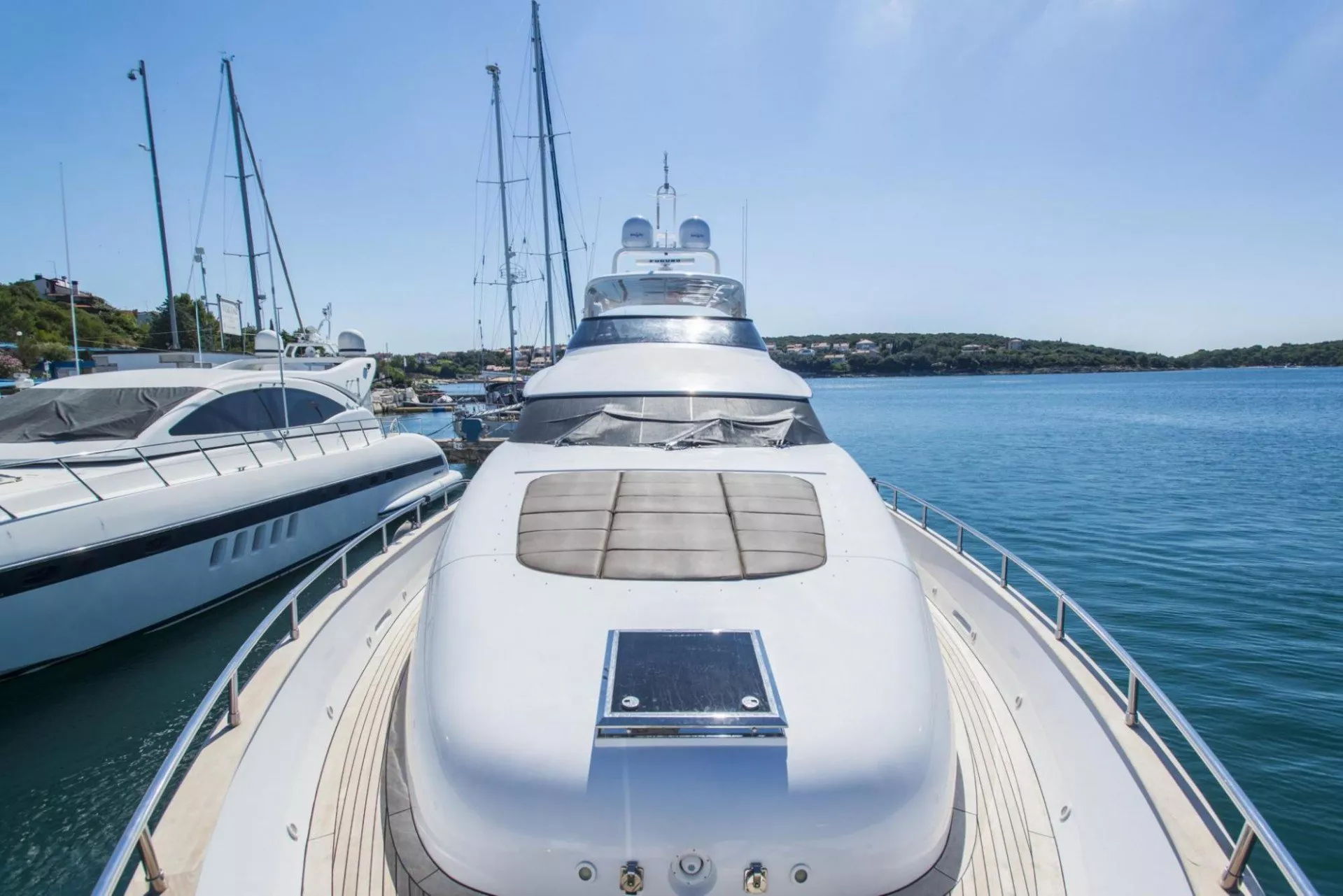 https://dev-api.arconyachts.com/storage/media/18874/conversions/875_4778554743-optimize.webp