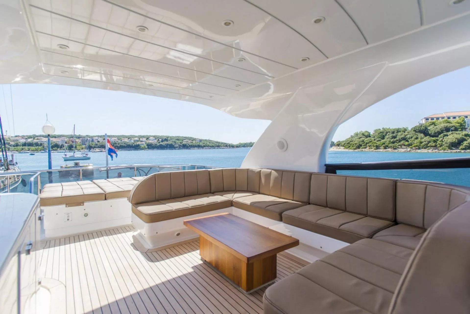 https://dev-api.arconyachts.com/storage/media/18875/conversions/875_4746898801-optimize.webp