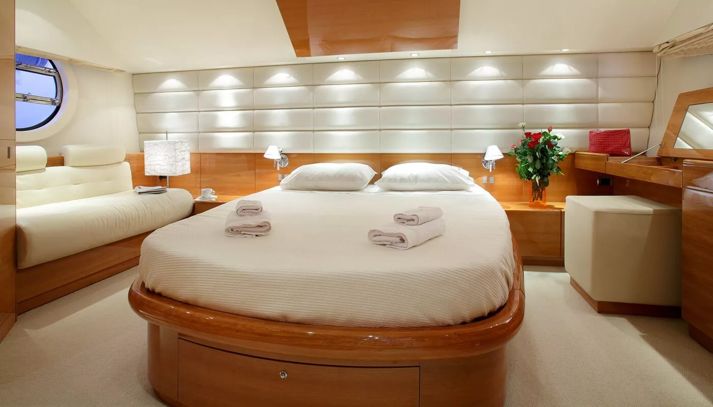 https://dev-api.arconyachts.com/storage/media/18907/conversions/873_4206542893-optimize.webp