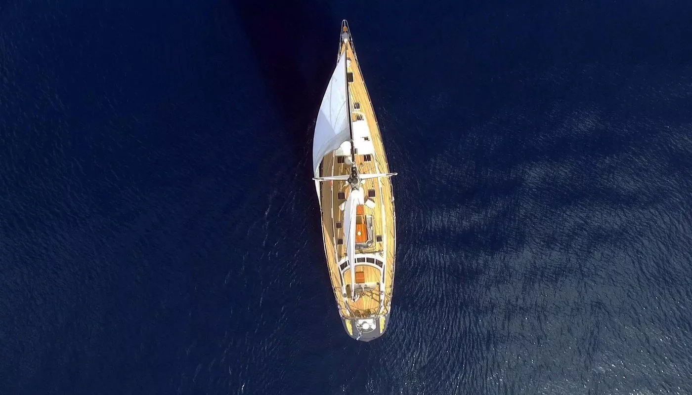 https://dev-api.arconyachts.com/storage/media/18989/conversions/869_1273797958-optimize.webp